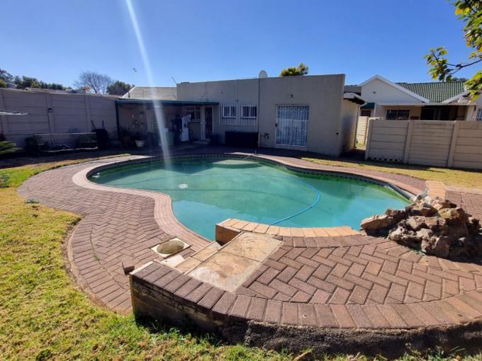 2 Bedroom Simplex for Sale For Sale in Brackendowns - MR685457