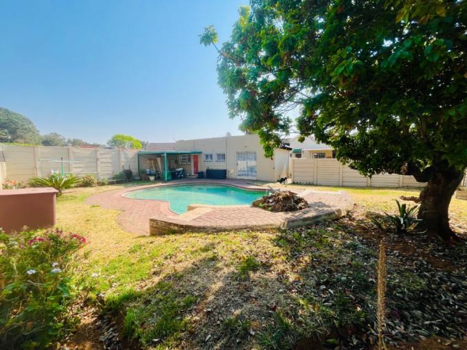 2 Bedroom Simplex for Sale For Sale in Brackendowns - MR685457