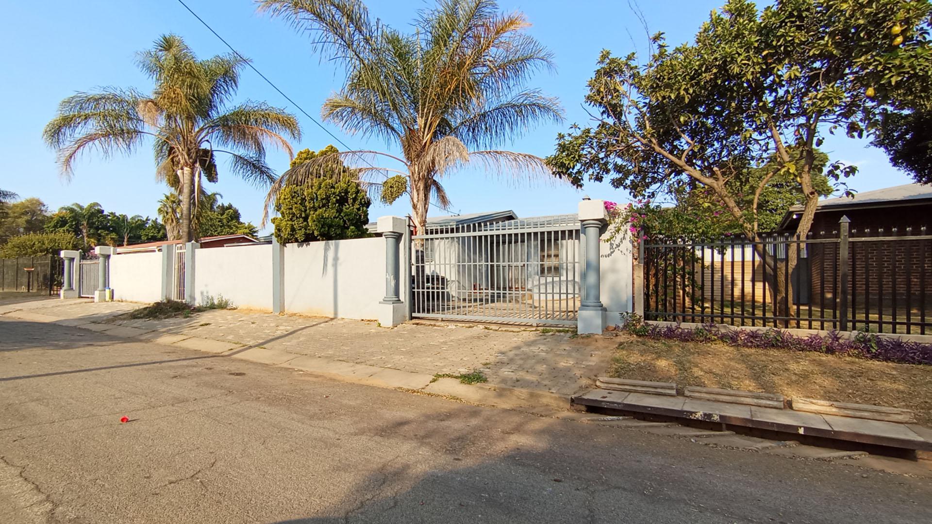 Front View of property in Westpark