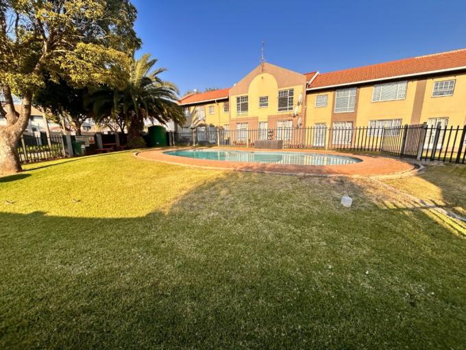 3 Bedroom Simplex for Sale For Sale in Verwoerdpark - MR685488