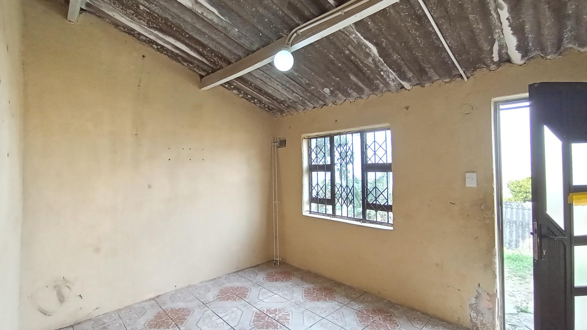 Lounges - 14 square meters of property in Umlazi