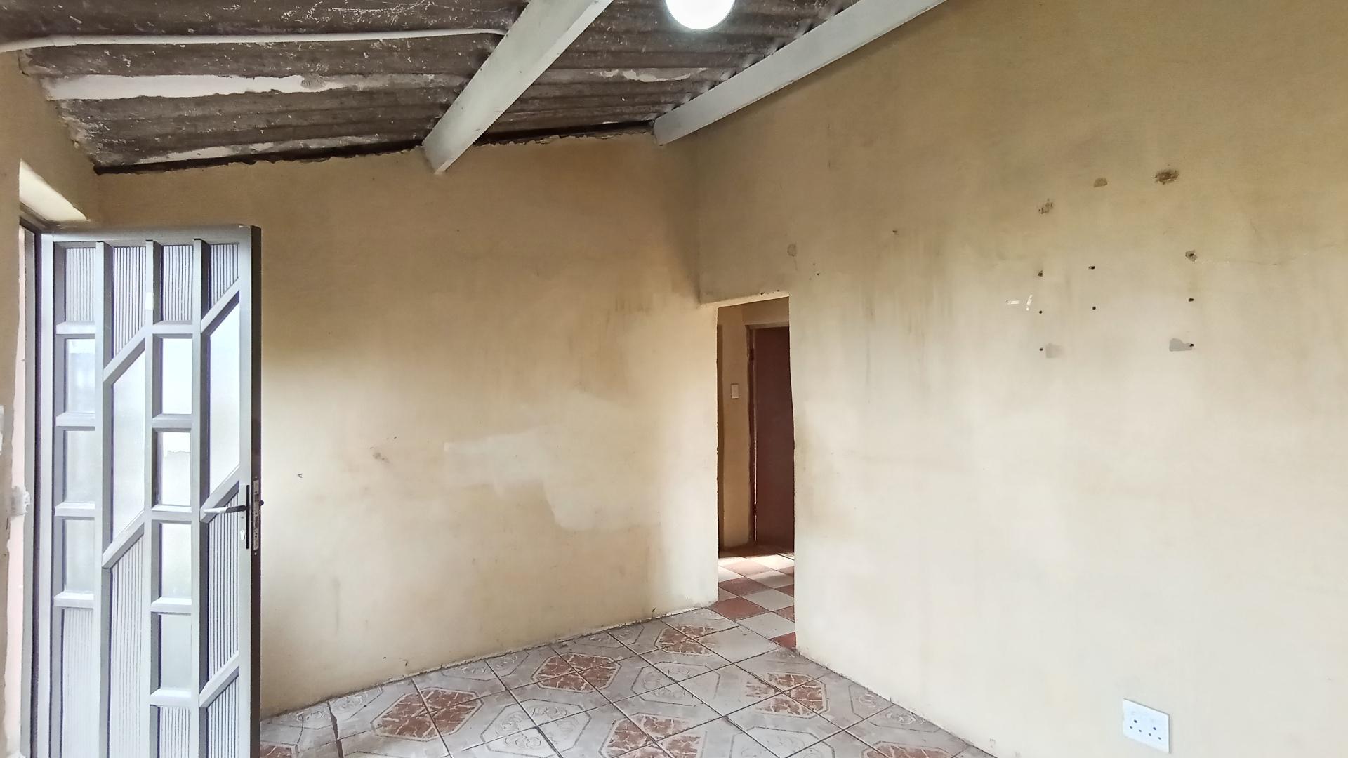 Lounges - 14 square meters of property in Umlazi