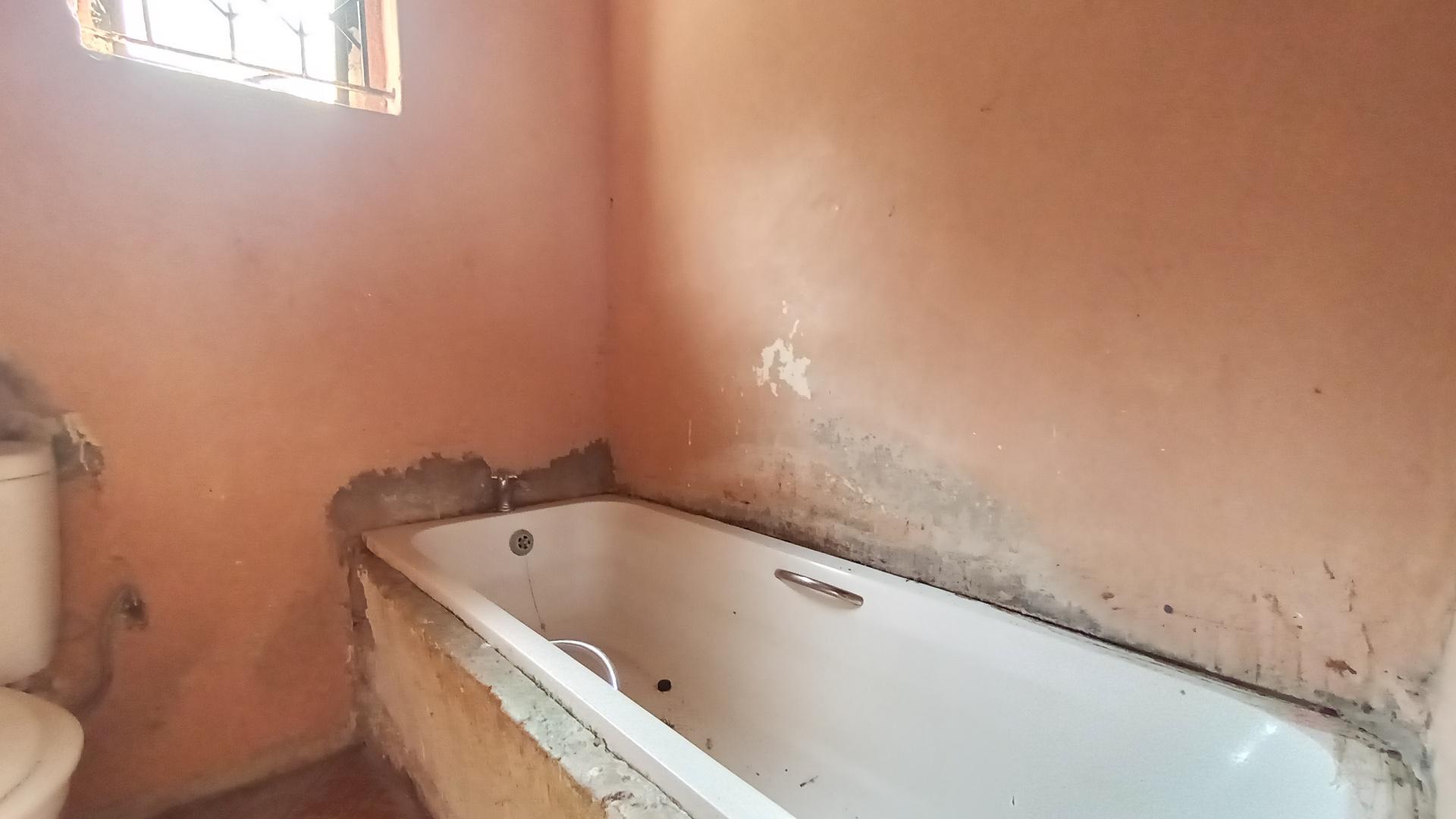 Bathroom 1 - 5 square meters of property in Umlazi