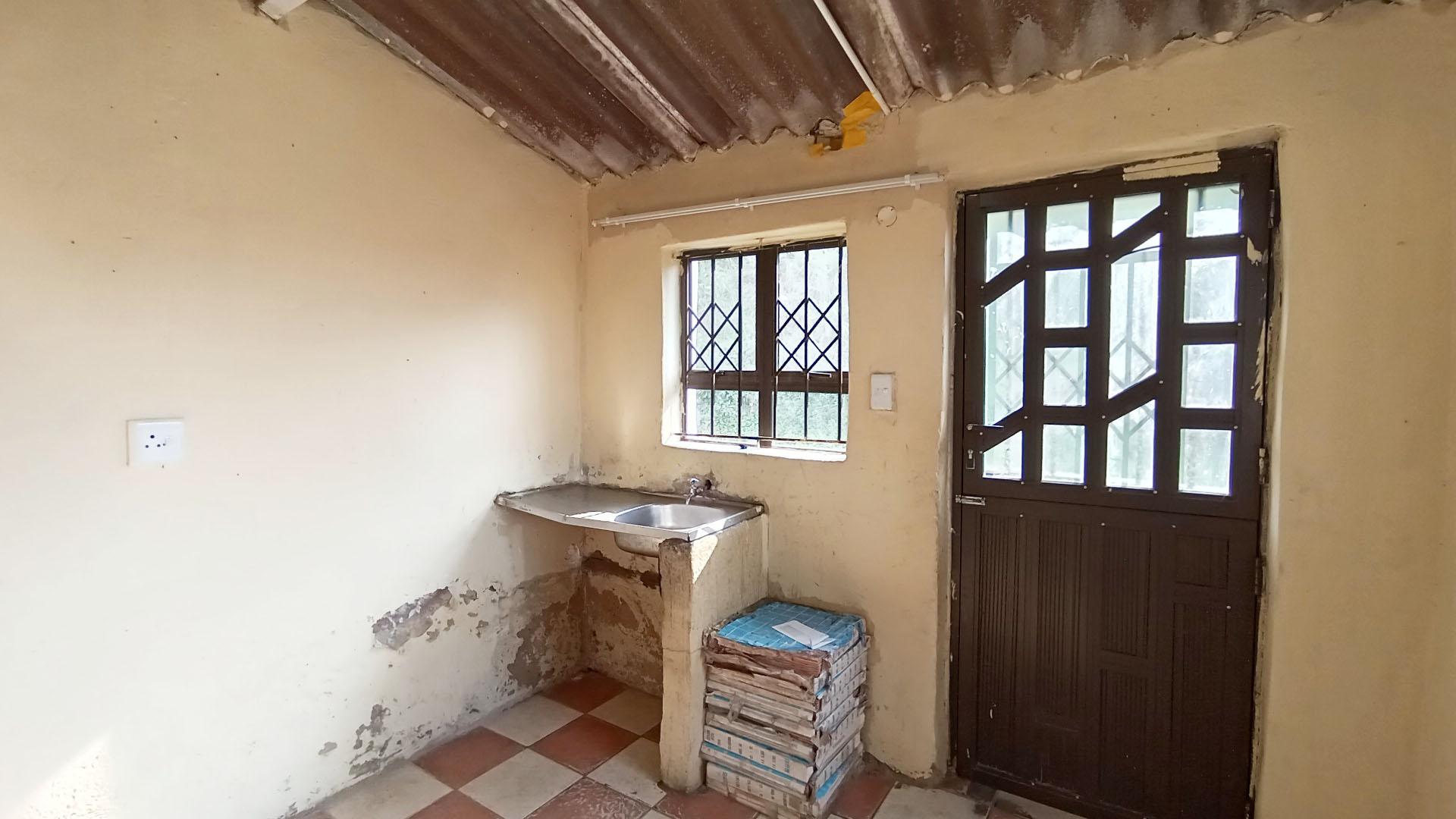 Kitchen - 10 square meters of property in Umlazi