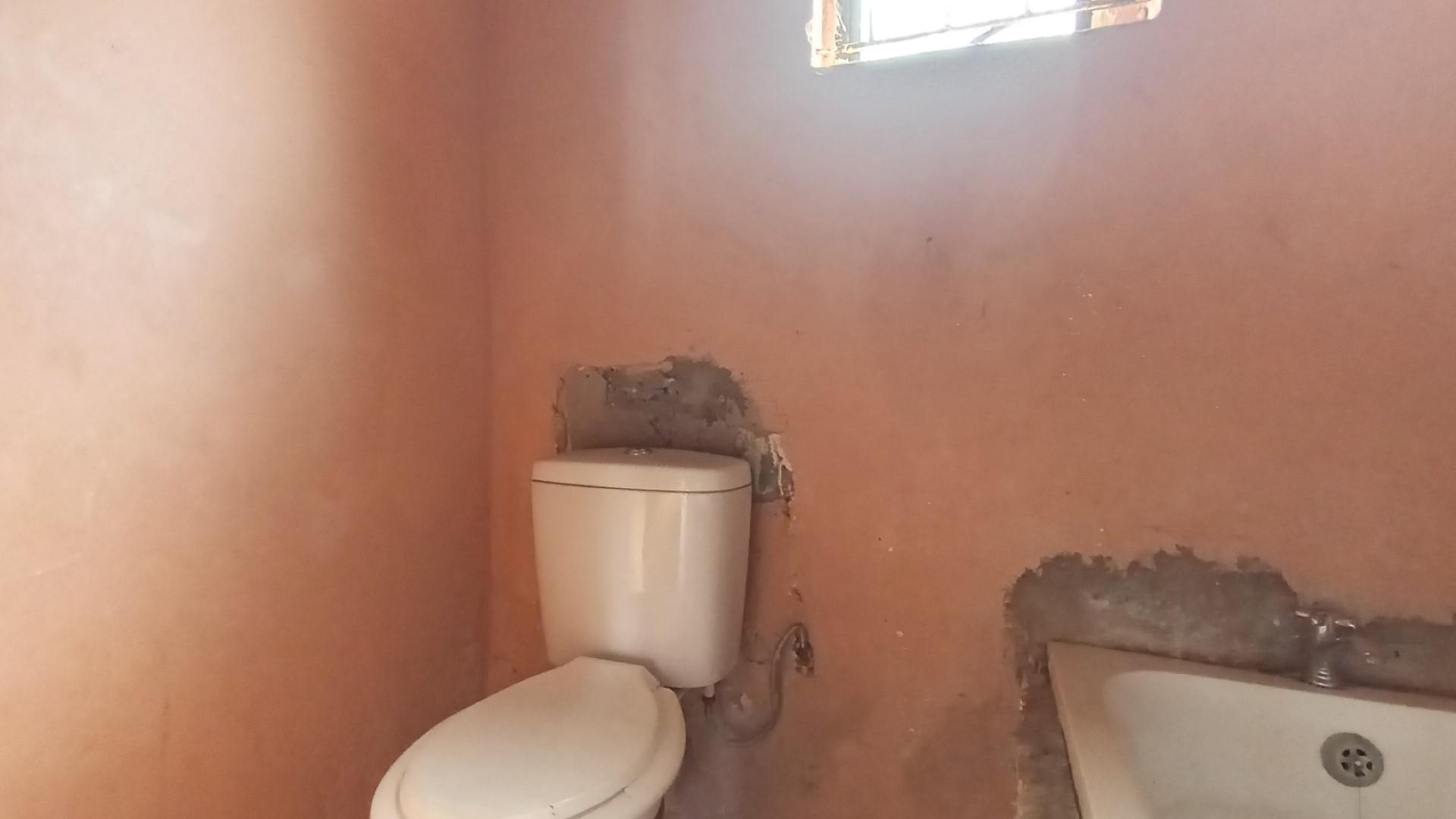 Bathroom 1 - 5 square meters of property in Umlazi