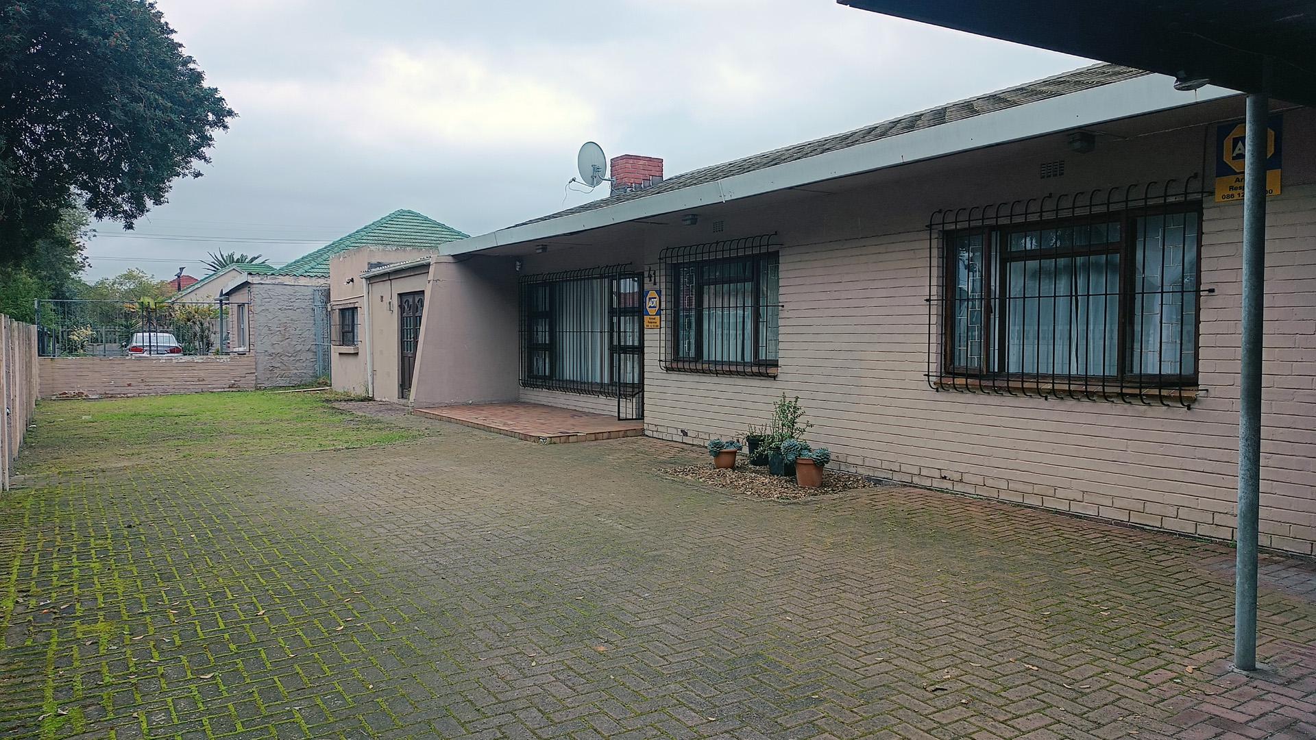 Front View of property in Thornton
