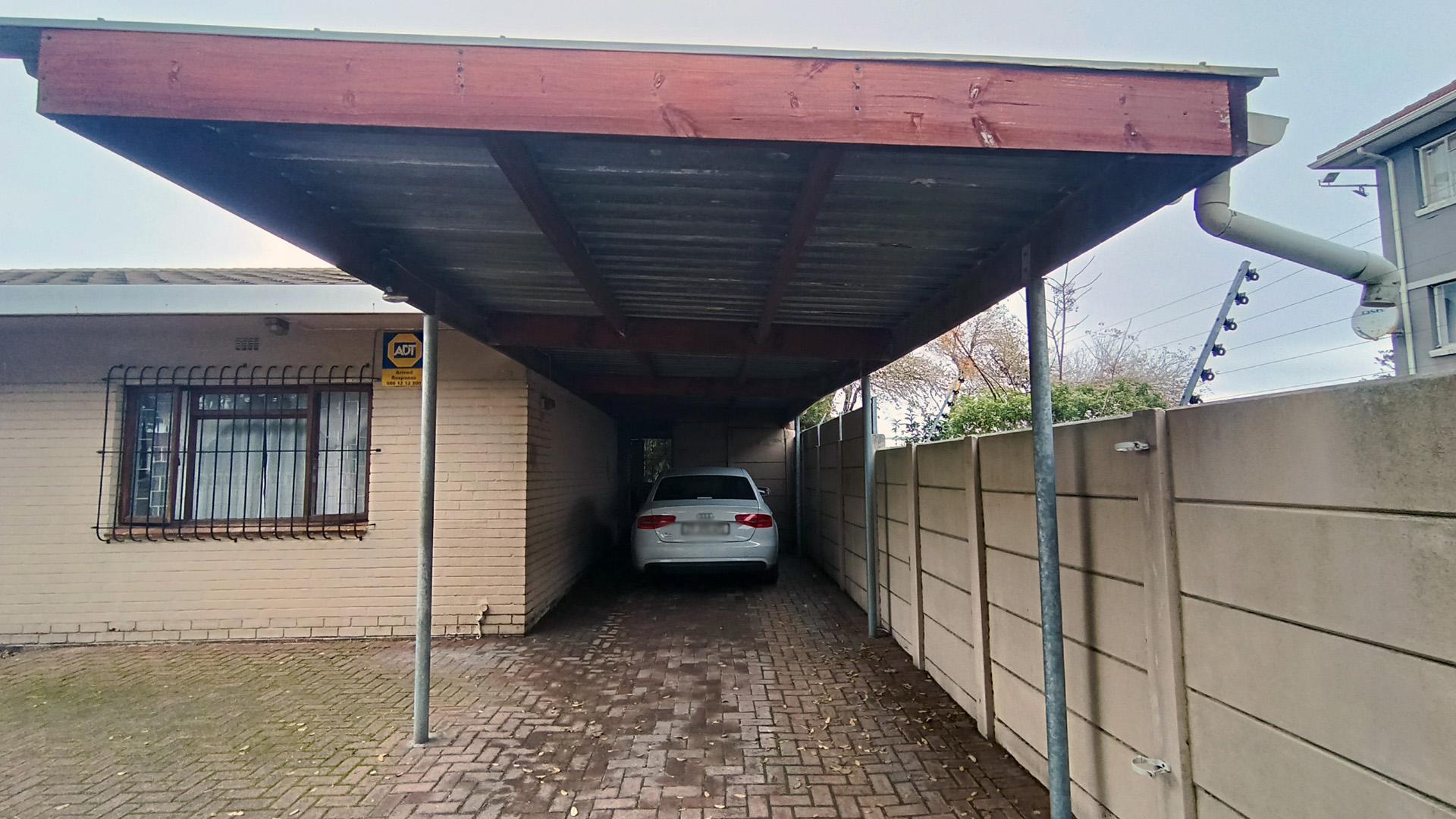 Carport  - 44 square meters of property in Thornton