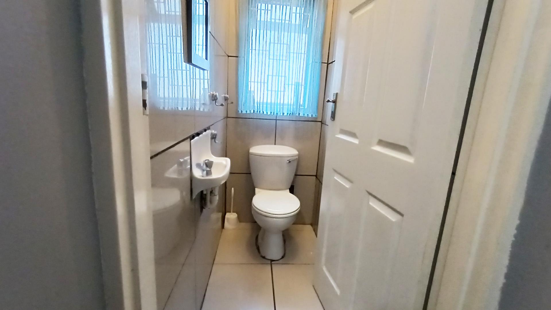 Guest Toilet - 2 square meters of property in Thornton