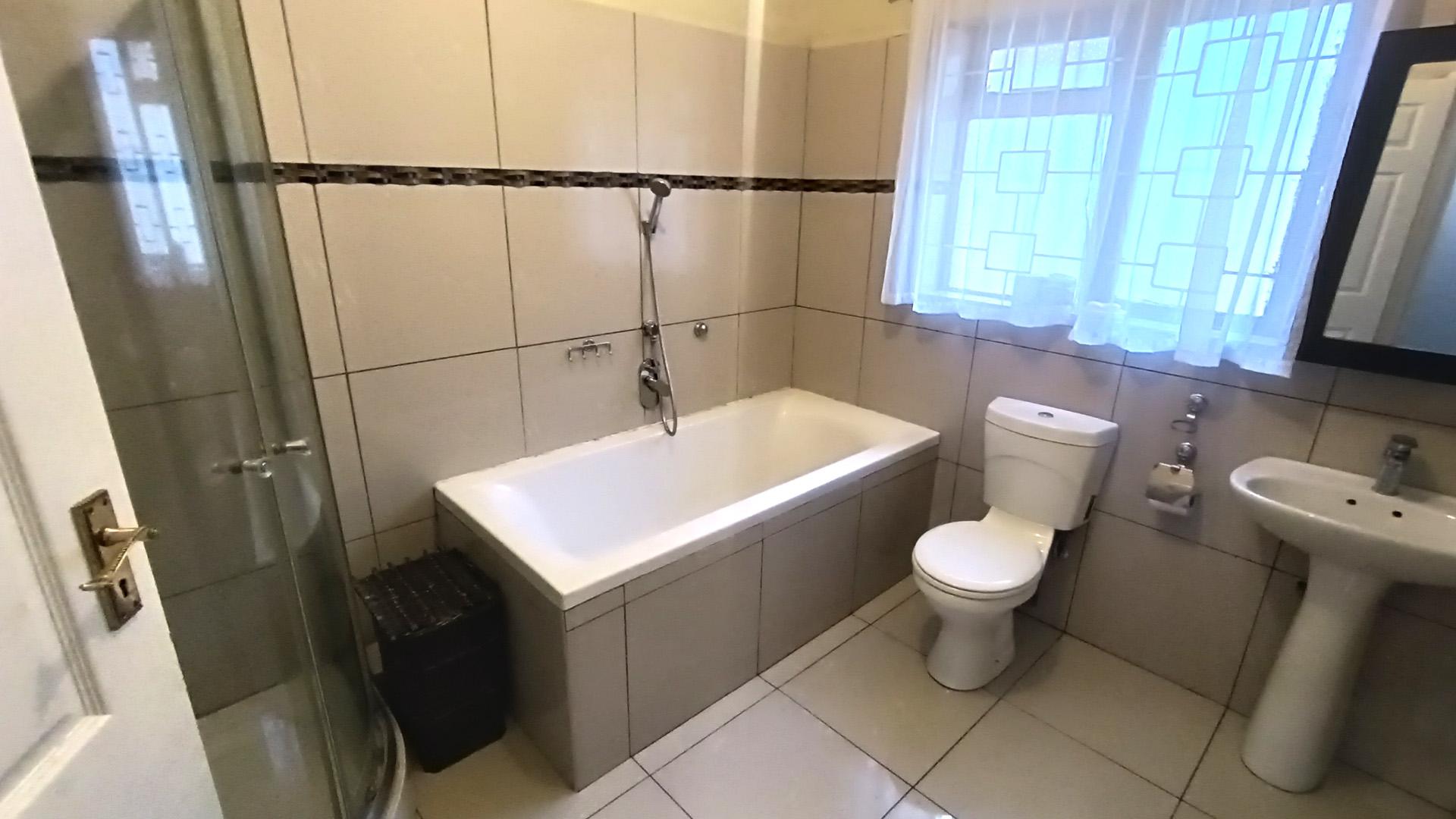 Bathroom 1 - 8 square meters of property in Thornton