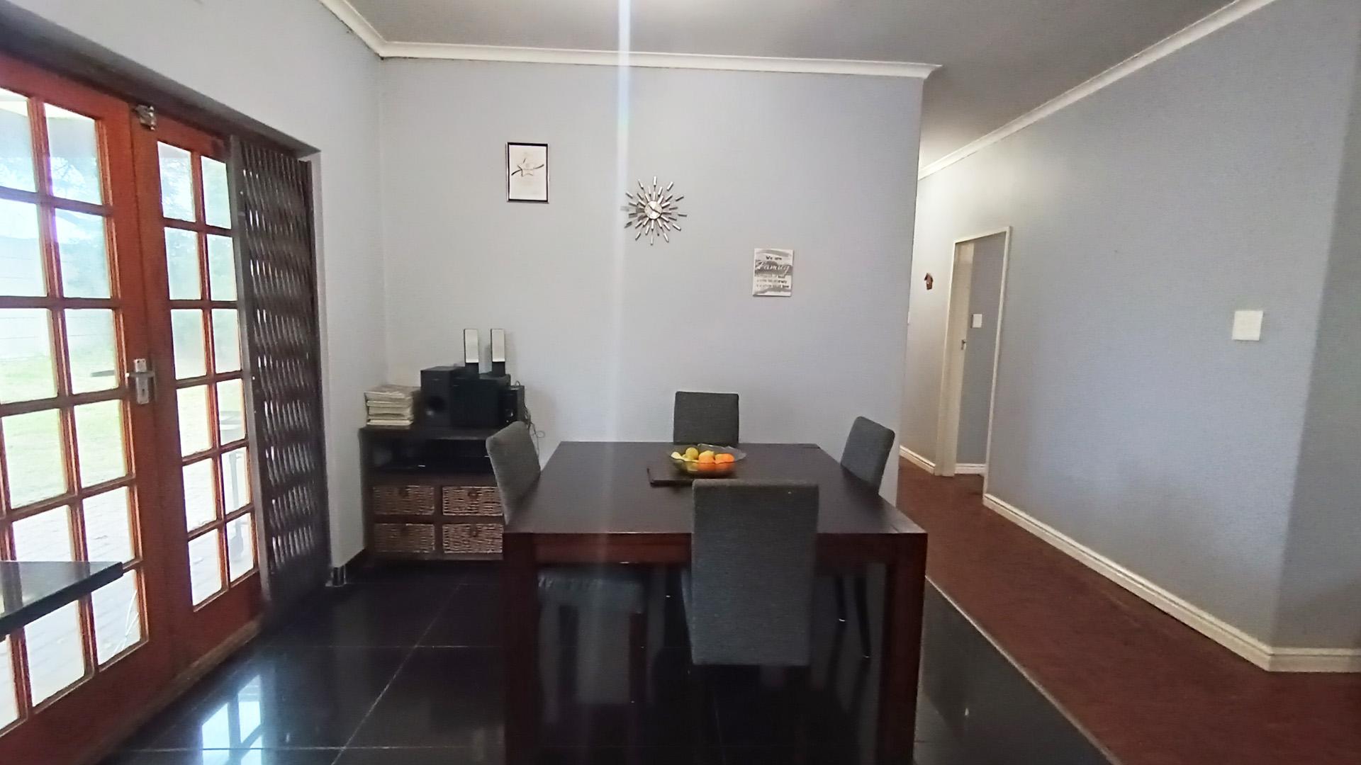 Dining Room - 11 square meters of property in Thornton