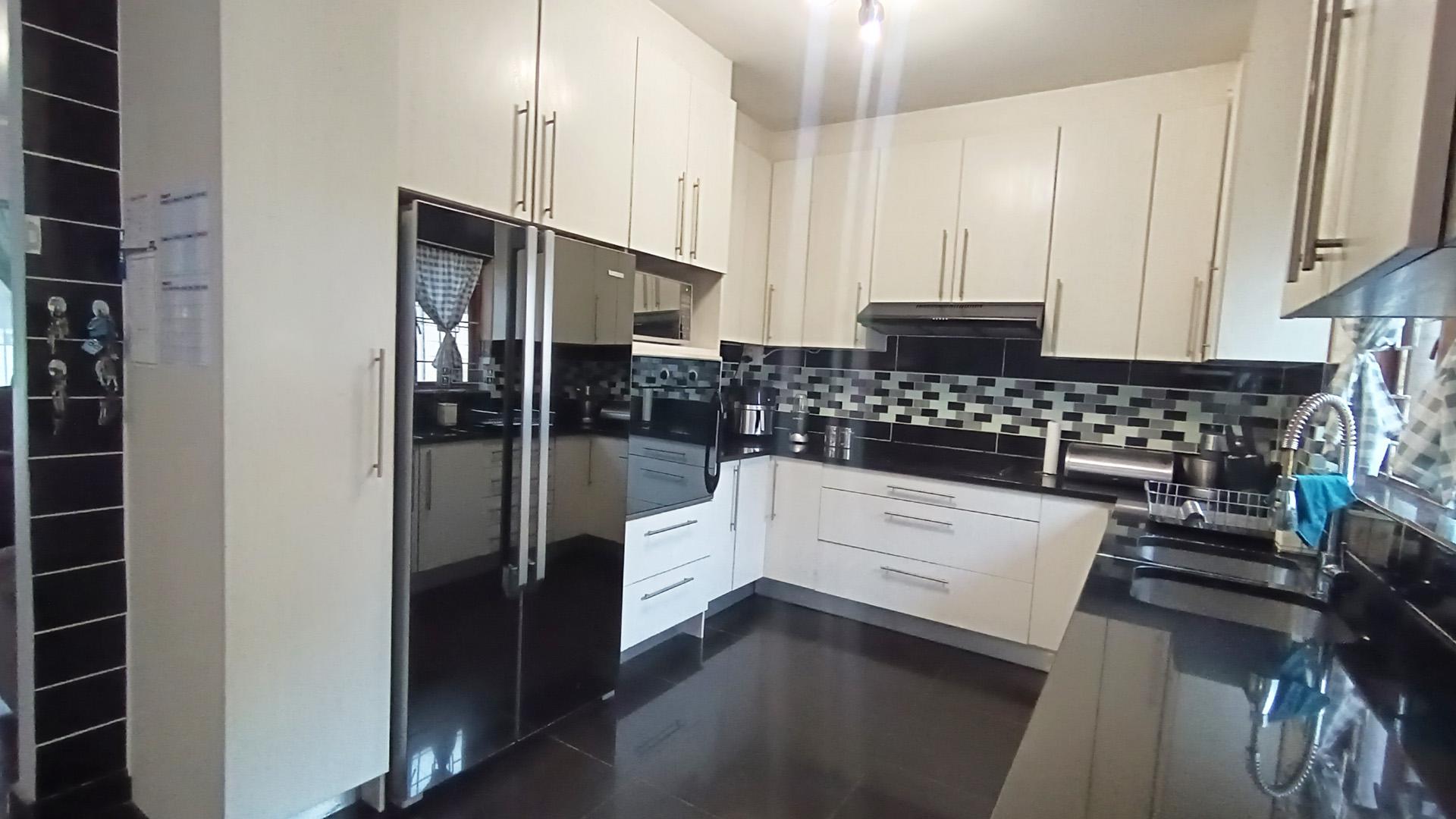 Kitchen - 12 square meters of property in Thornton