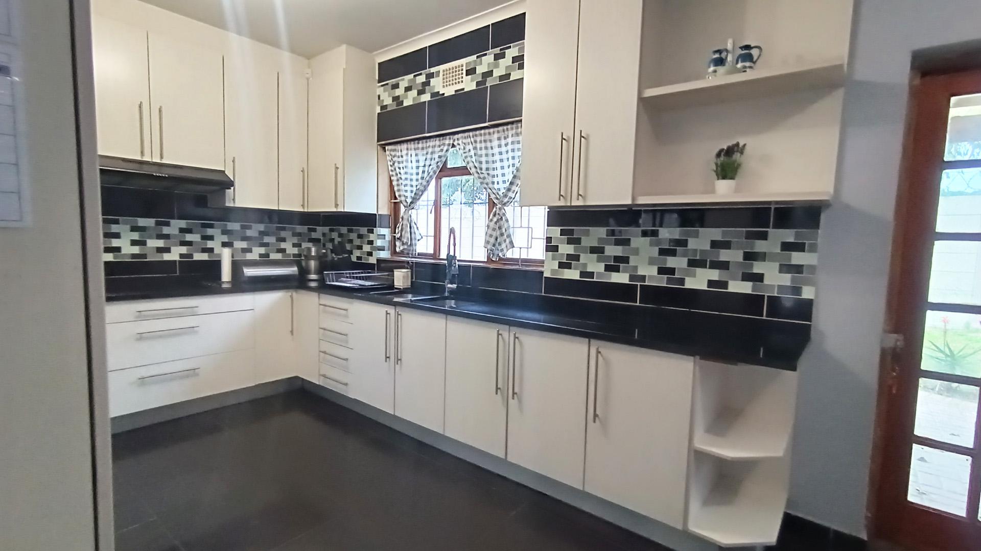 Kitchen - 12 square meters of property in Thornton
