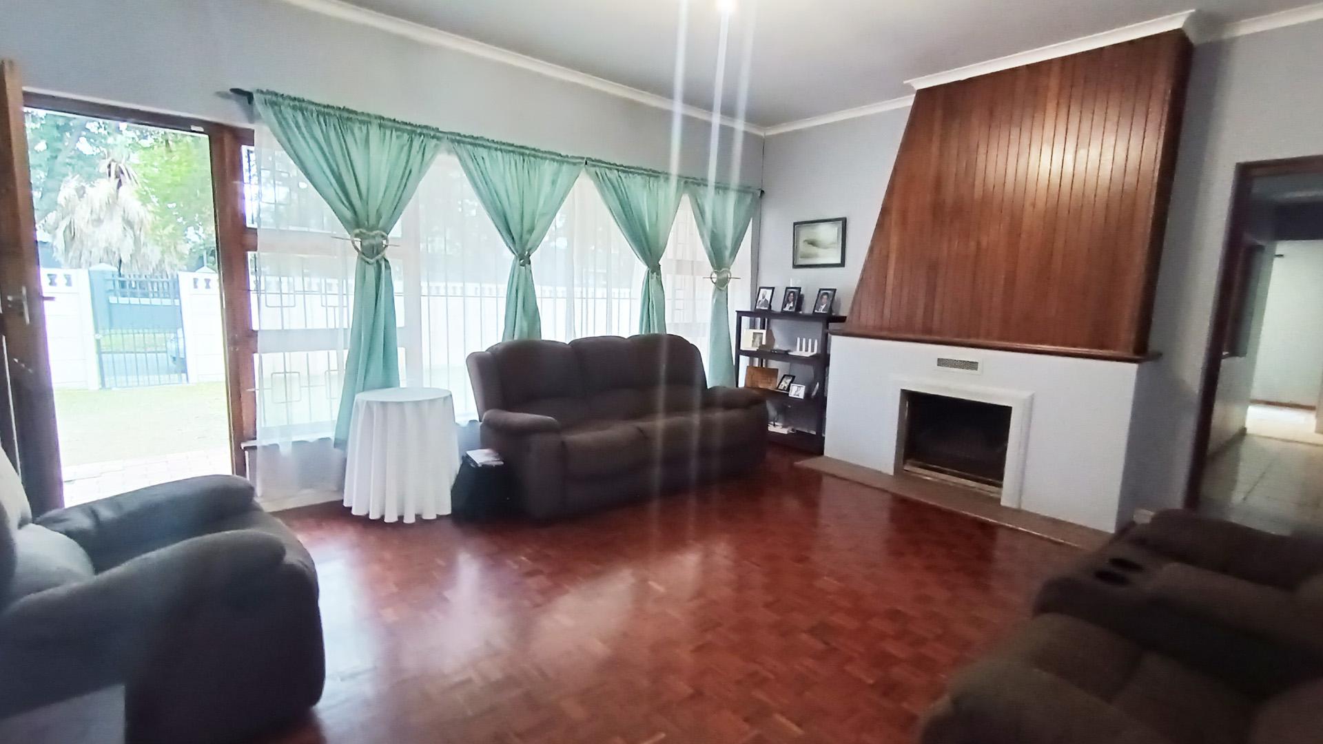 Lounges - 27 square meters of property in Thornton