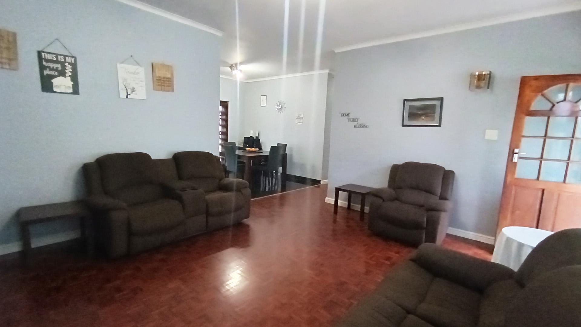 Lounges - 27 square meters of property in Thornton