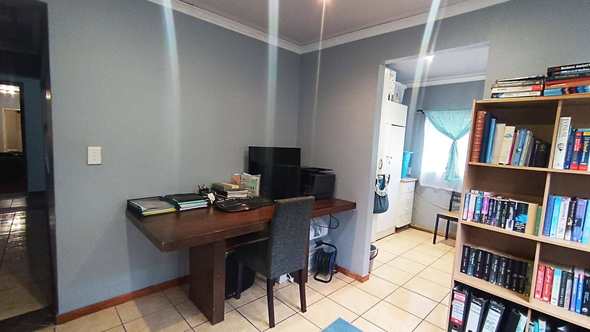 Study - 12 square meters of property in Thornton