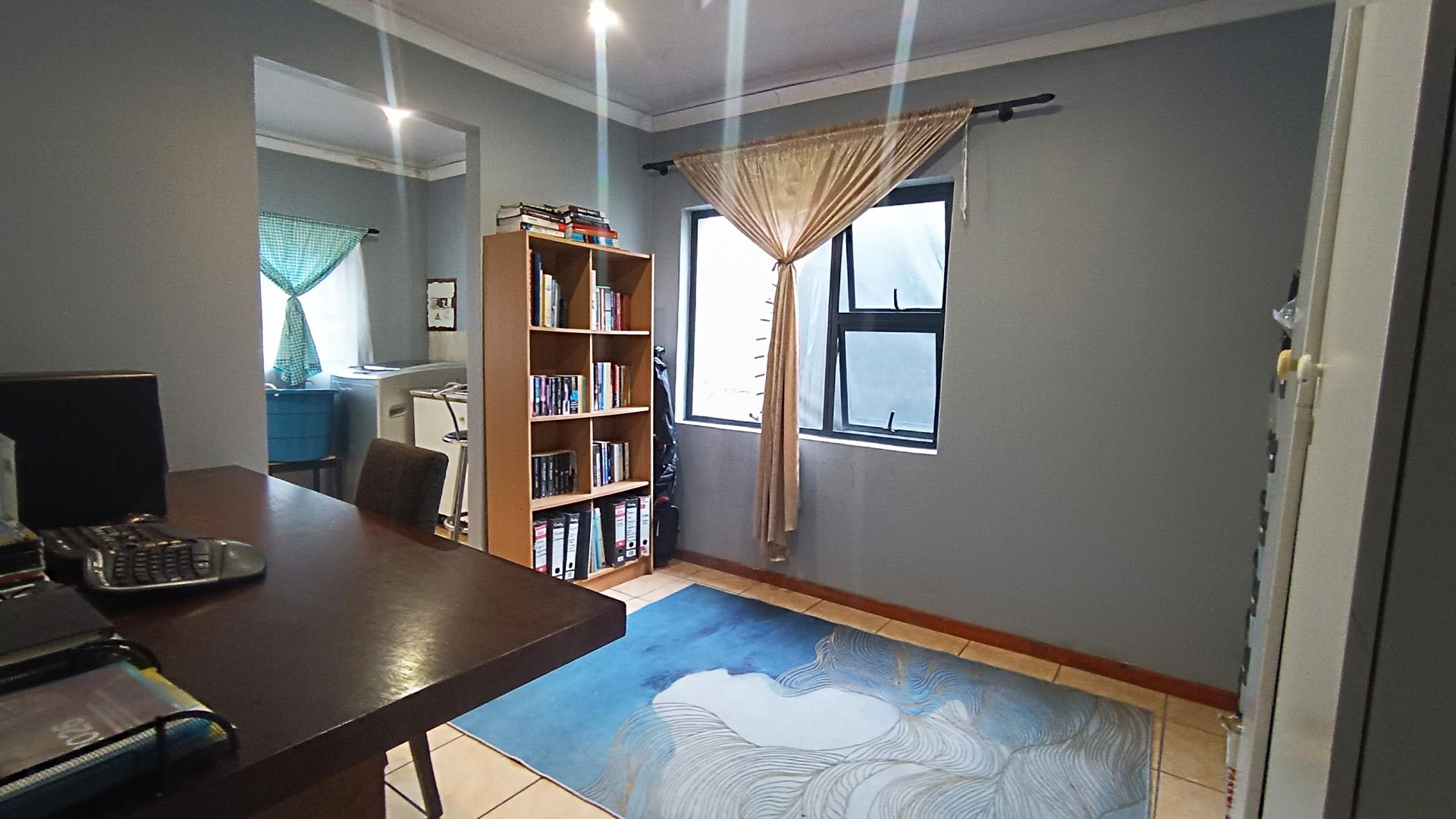 Study - 12 square meters of property in Thornton