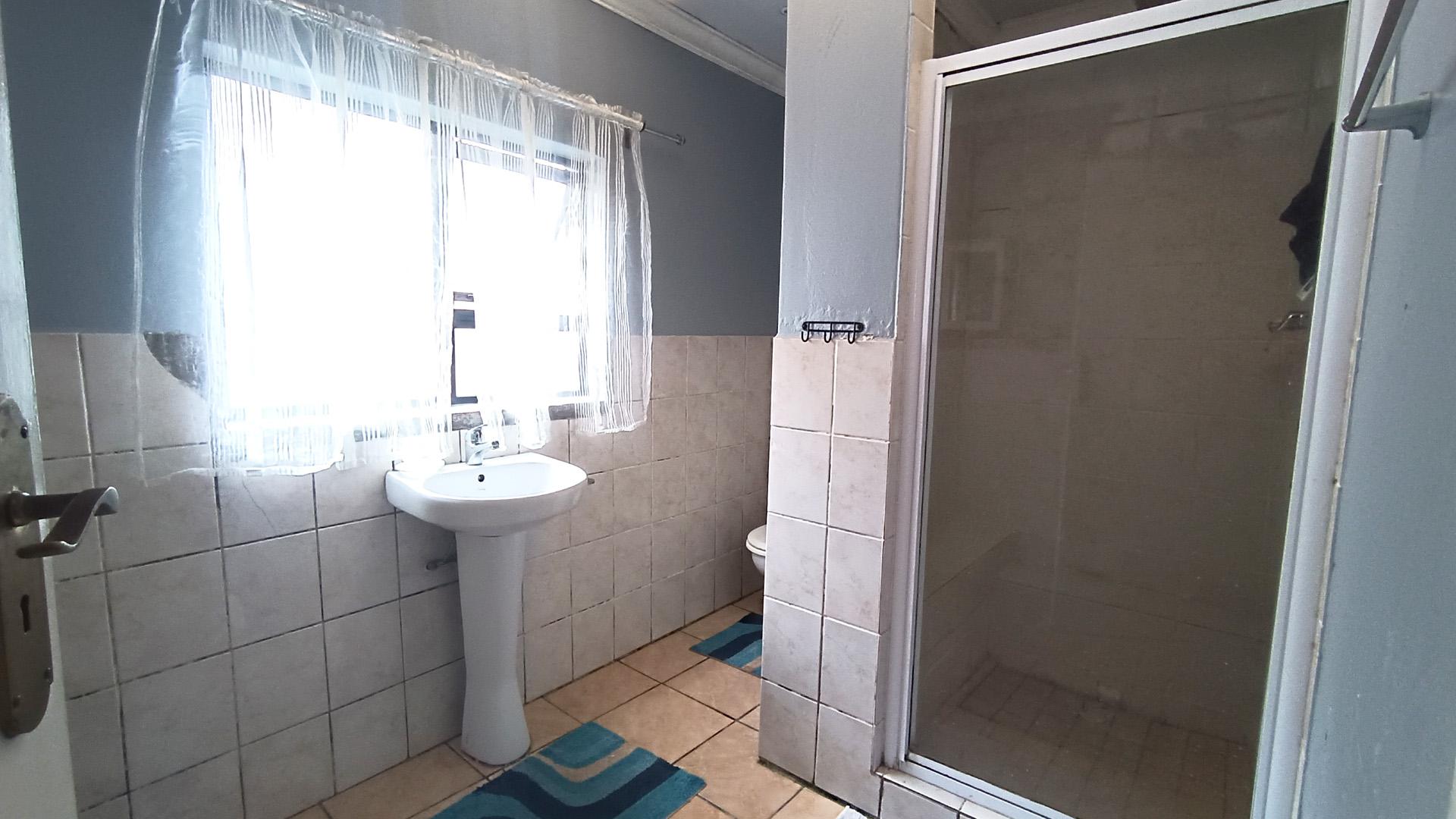Bathroom 2 - 8 square meters of property in Thornton