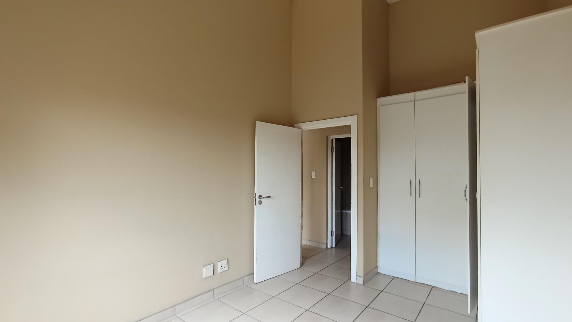 Bed Room 1 - 14 square meters of property in Jackal Creek Golf Estate