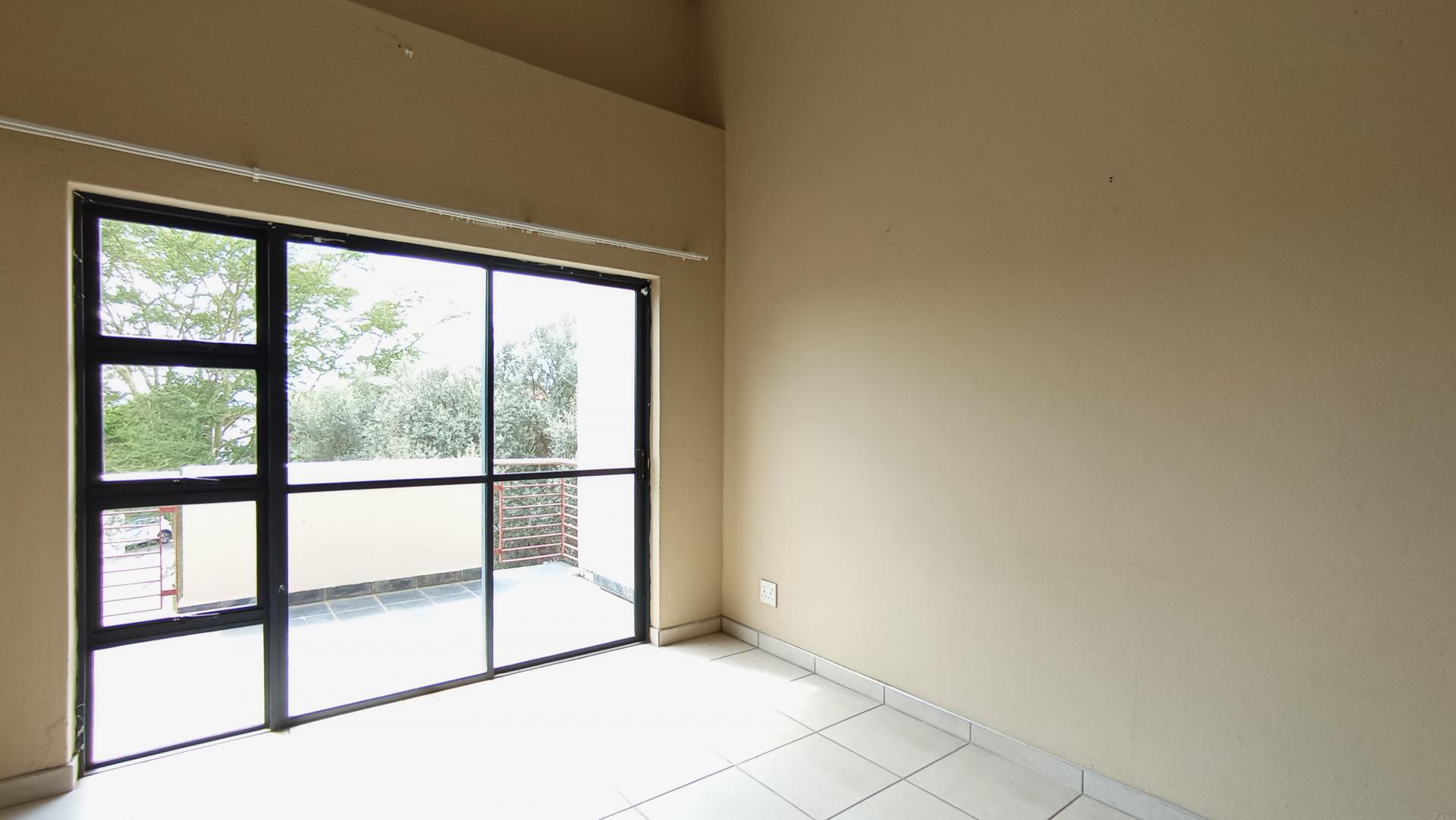 Lounges - 15 square meters of property in Jackal Creek Golf Estate