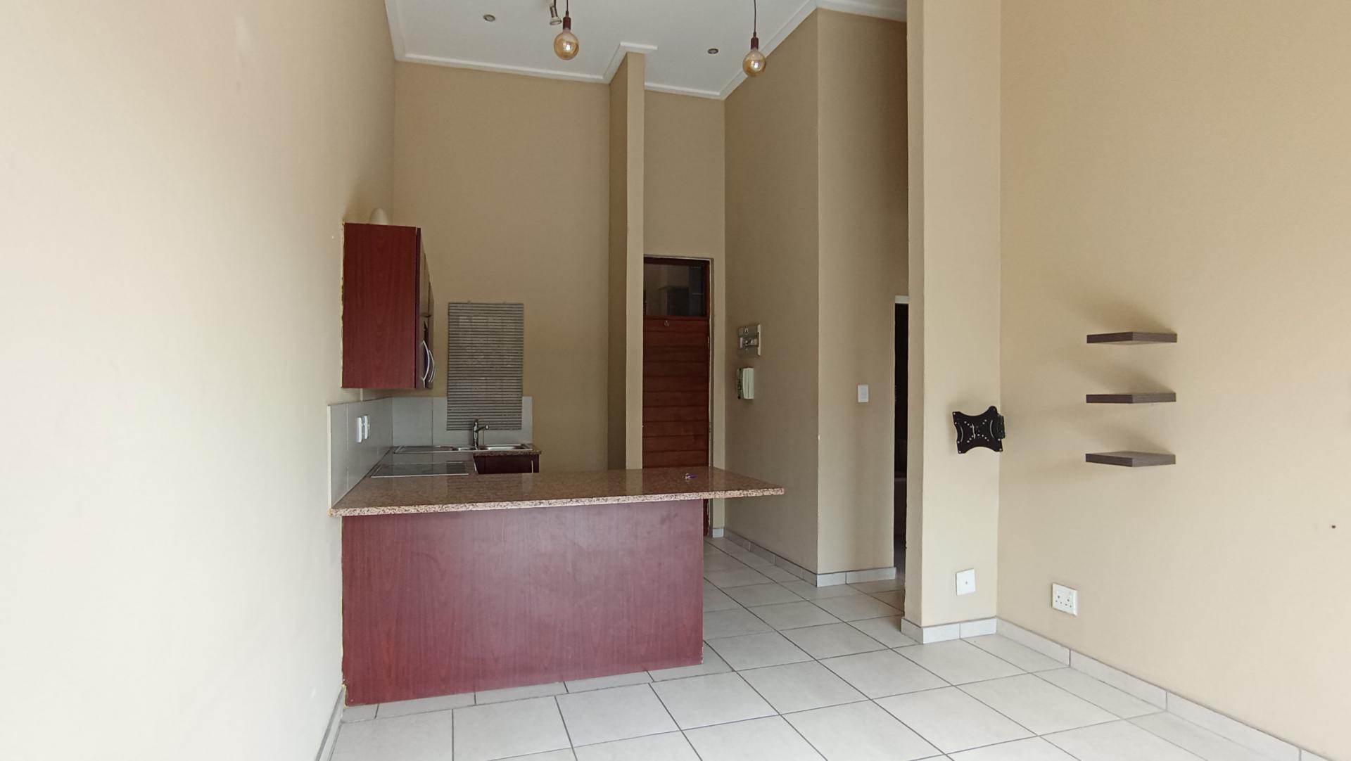 Lounges - 15 square meters of property in Jackal Creek Golf Estate