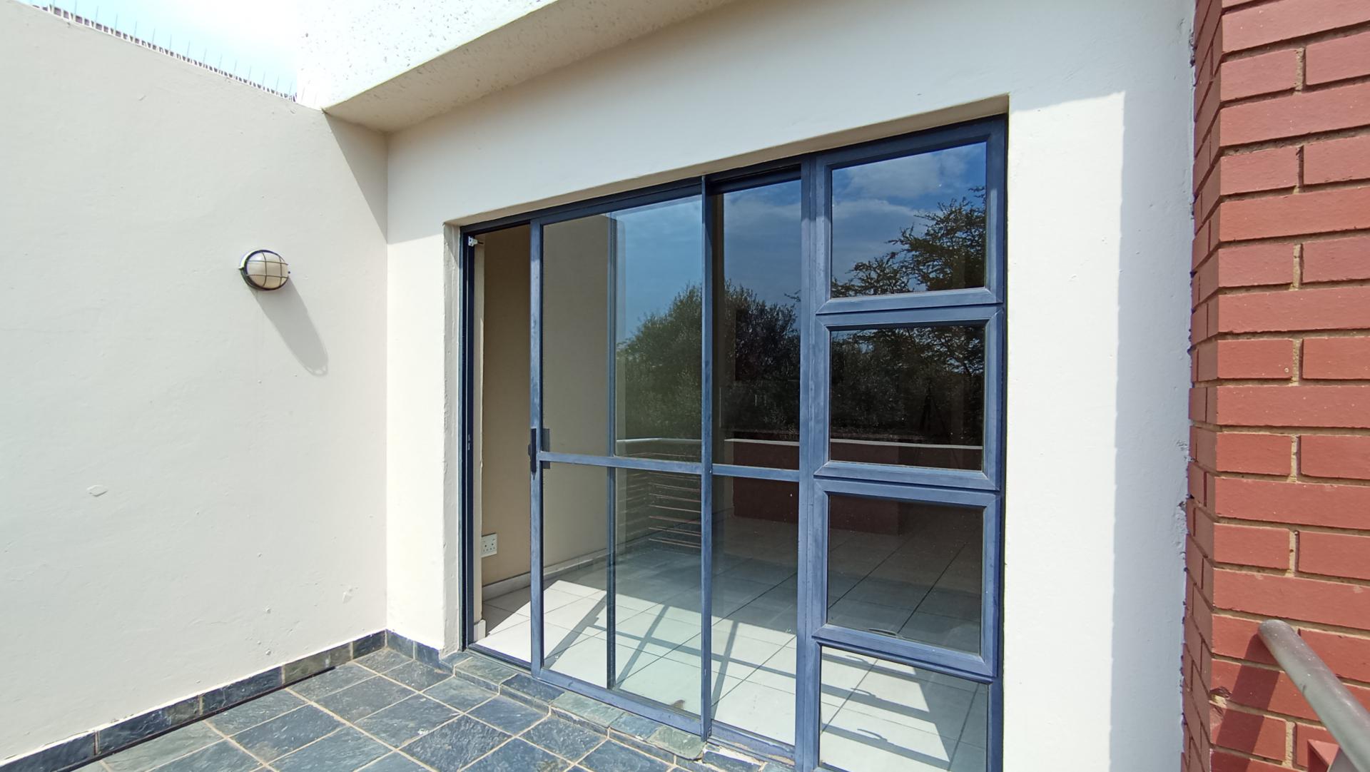 Balcony - 9 square meters of property in Jackal Creek Golf Estate