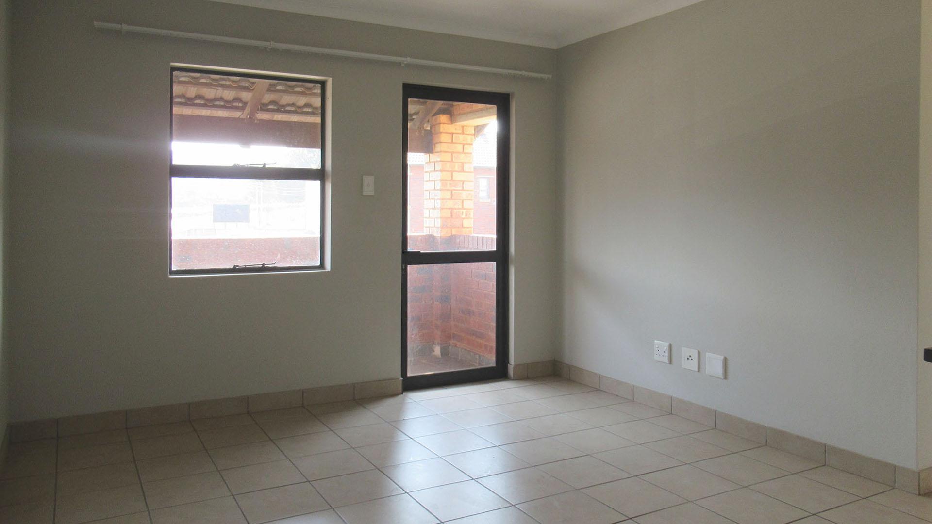 Lounges - 14 square meters of property in Alveda