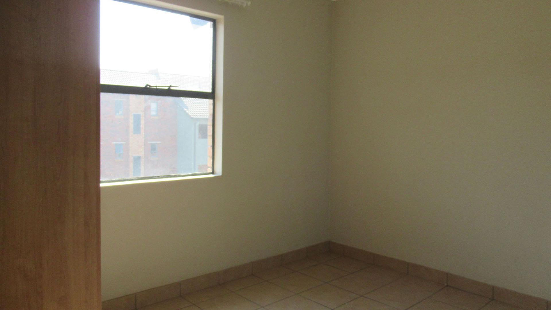 Bed Room 1 - 10 square meters of property in Alveda