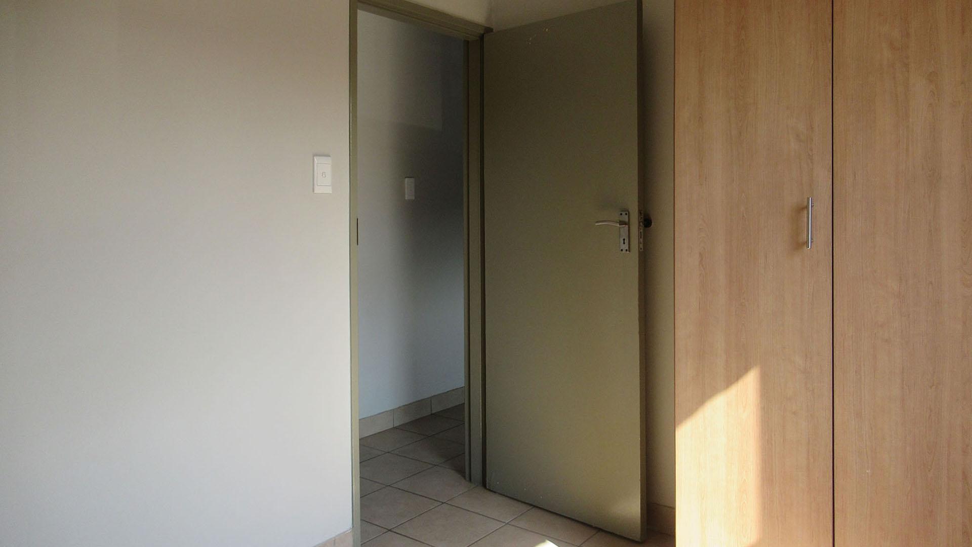 Bed Room 1 - 10 square meters of property in Alveda