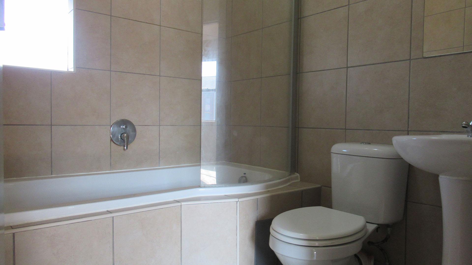 Bathroom 1 - 5 square meters of property in Alveda