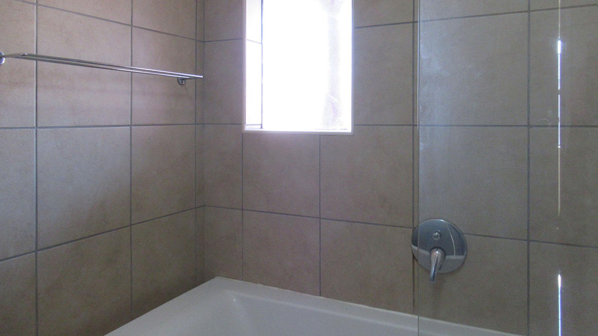 Bathroom 1 - 5 square meters of property in Alveda