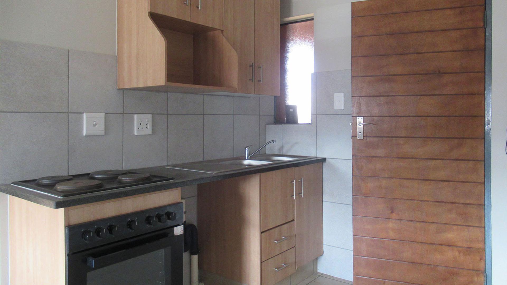 Kitchen - 6 square meters of property in Alveda