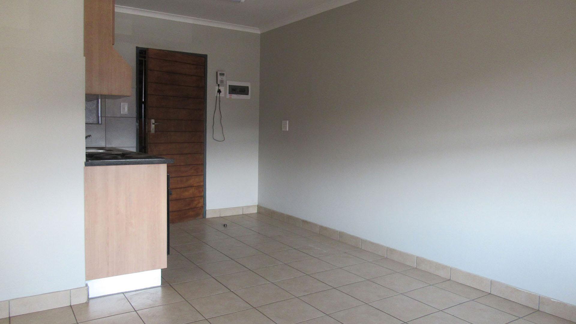 Lounges - 14 square meters of property in Alveda