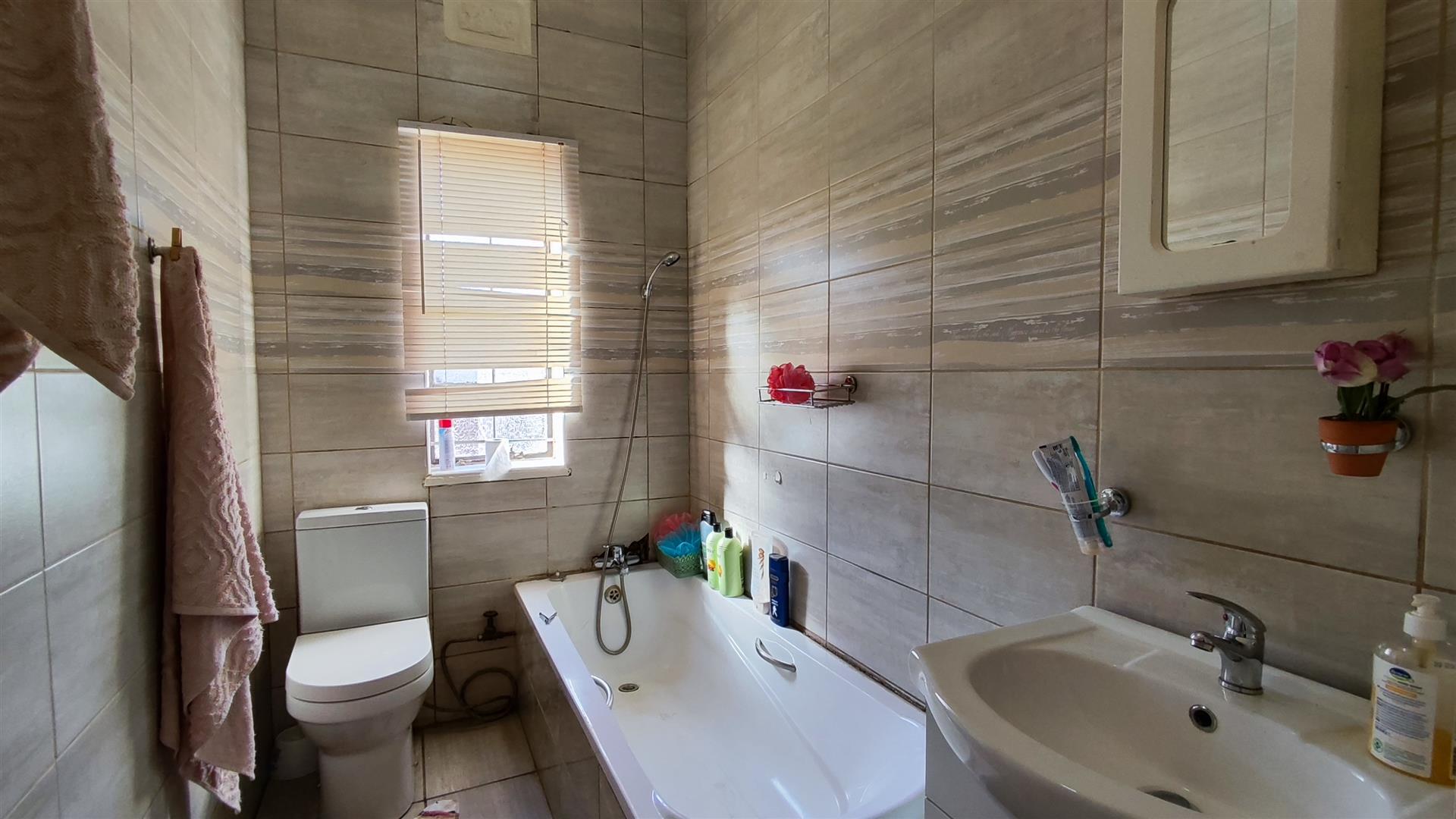 Bathroom 1 - 5 square meters of property in Noycedale