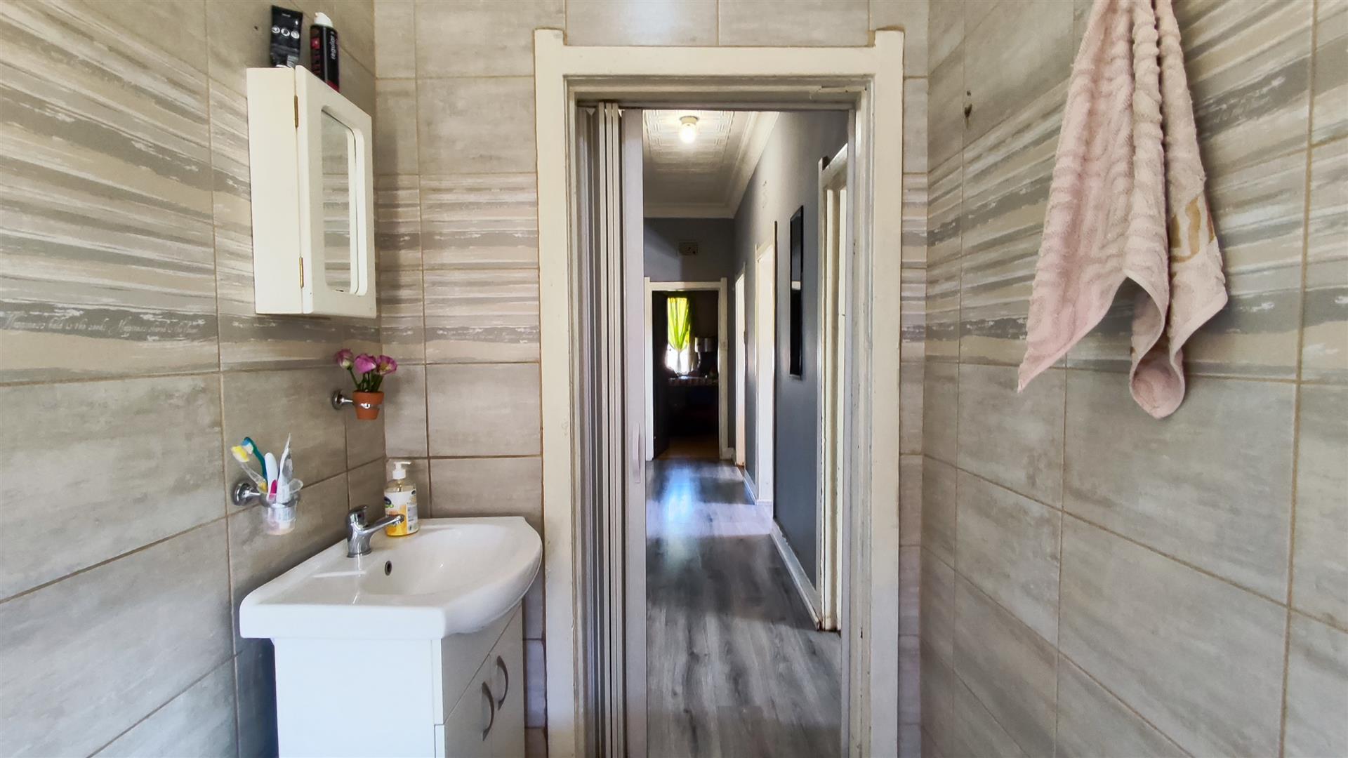 Bathroom 1 - 5 square meters of property in Noycedale