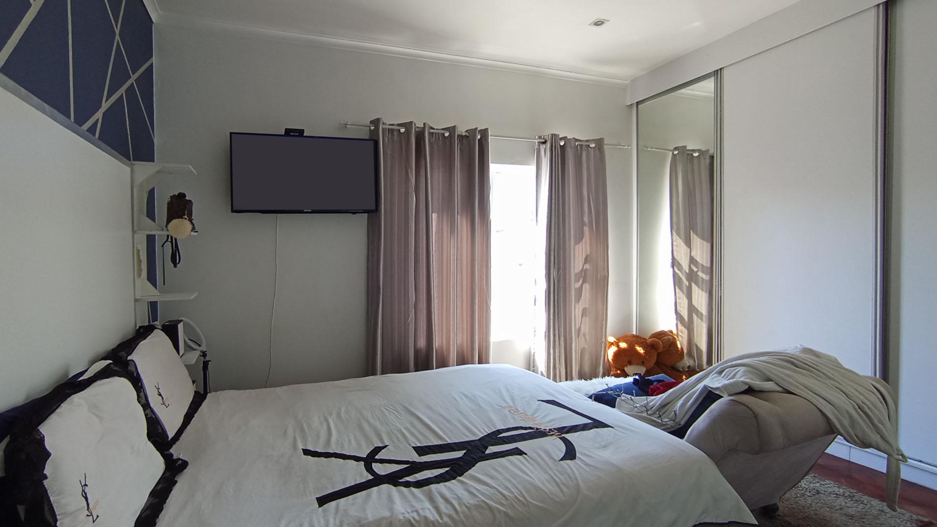 Main Bedroom - 20 square meters of property in Midrand