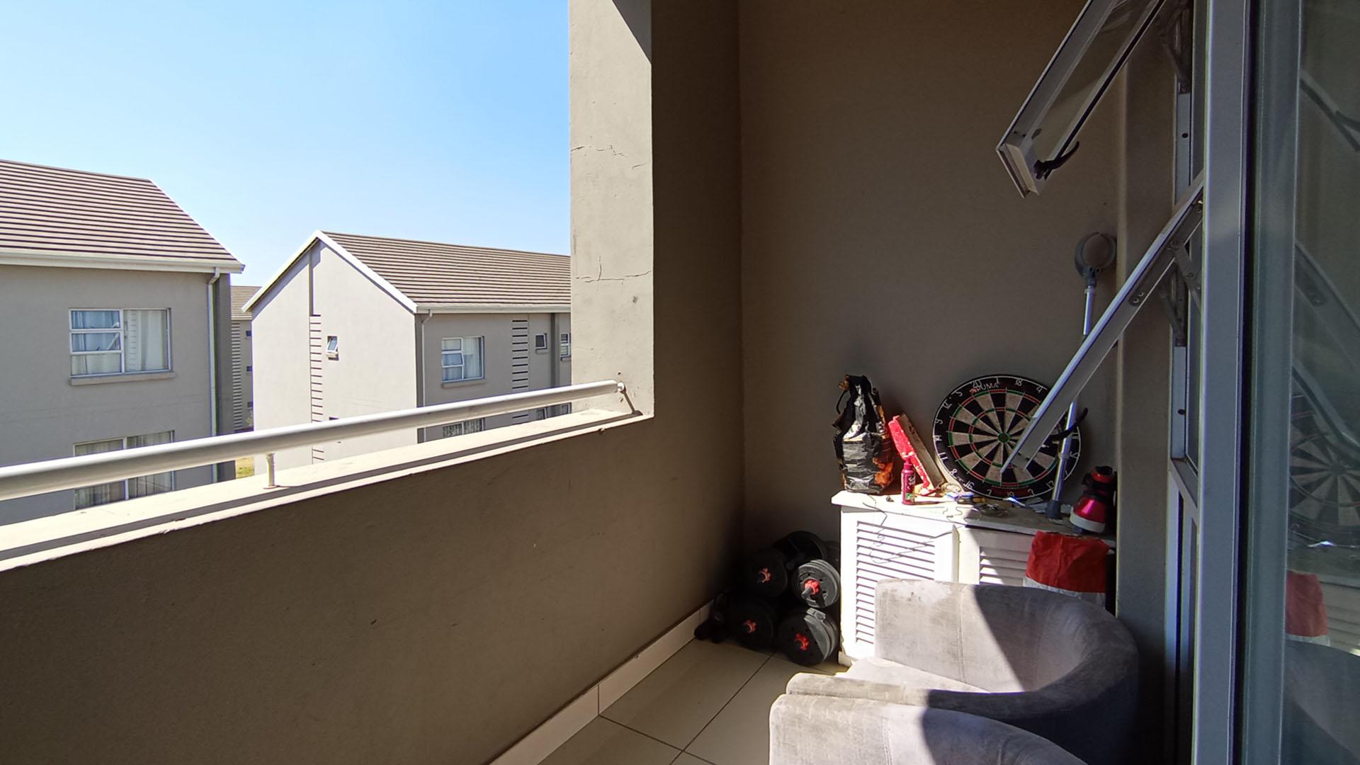 Balcony - 7 square meters of property in Midrand