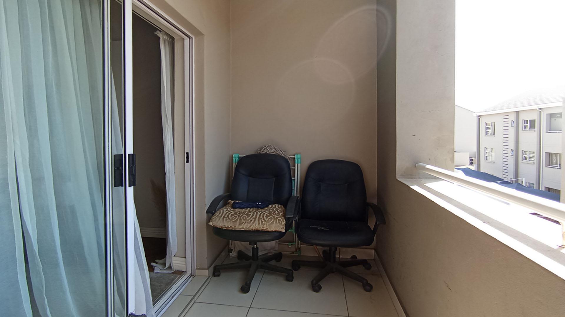 Balcony - 7 square meters of property in Midrand