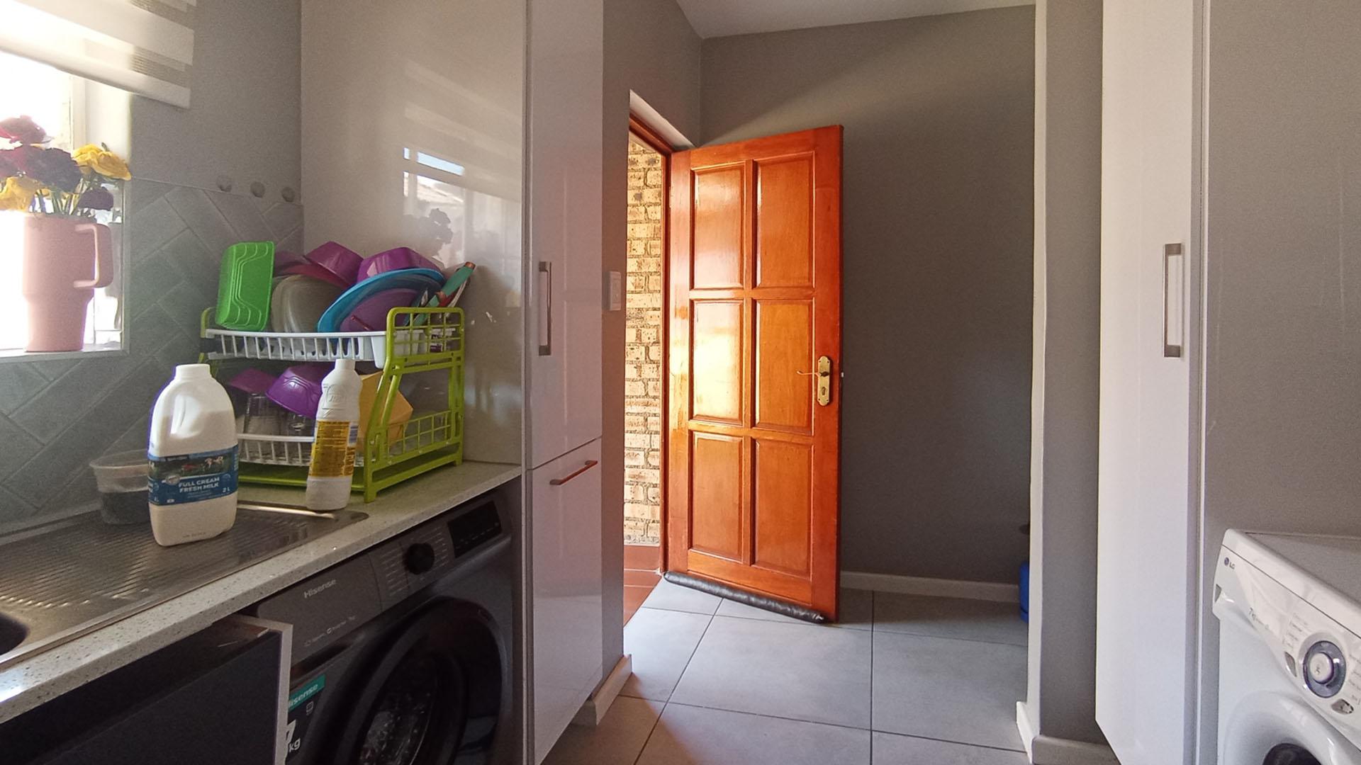 Kitchen - 14 square meters of property in Noordwyk