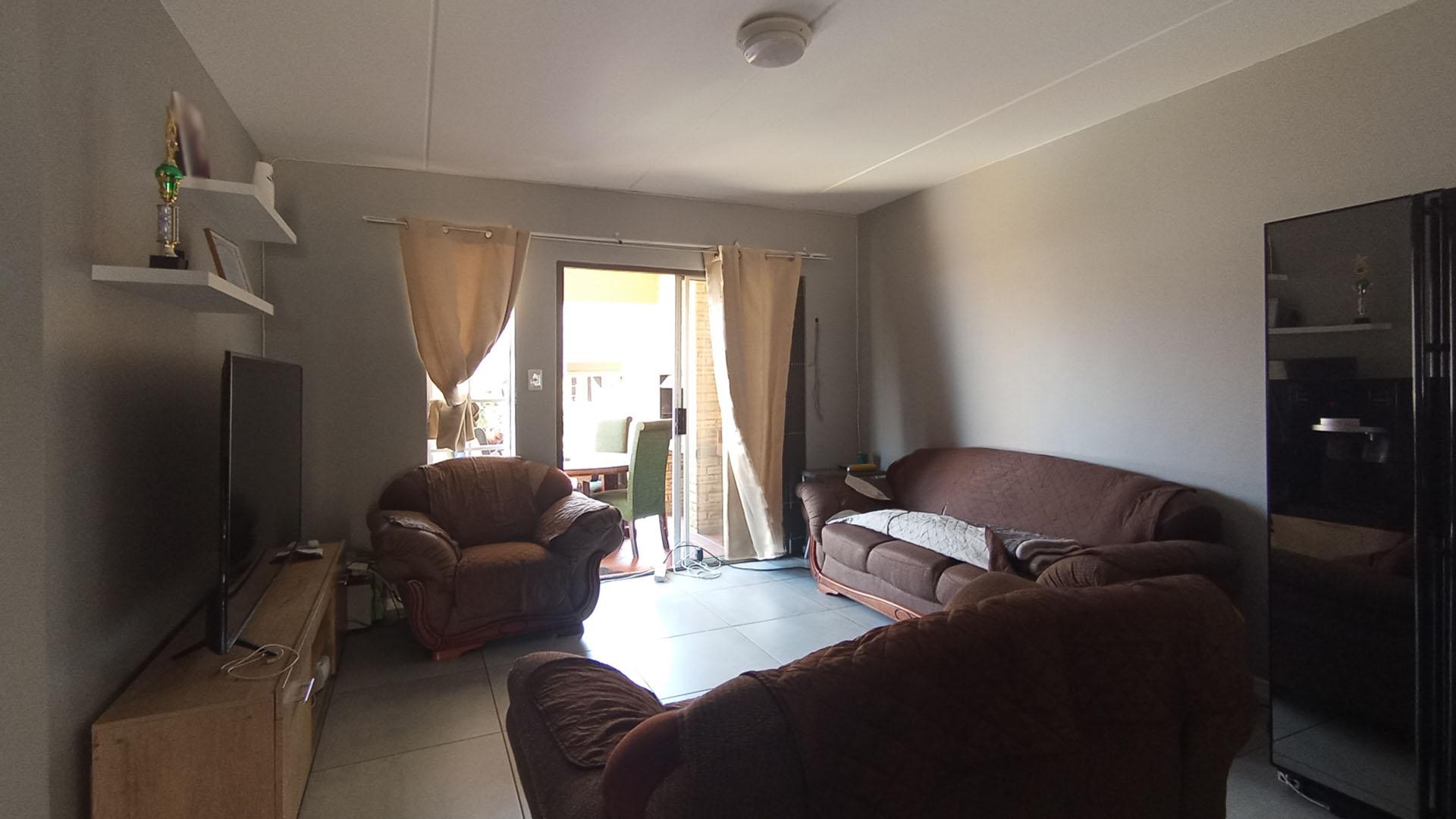 Lounges - 17 square meters of property in Noordwyk