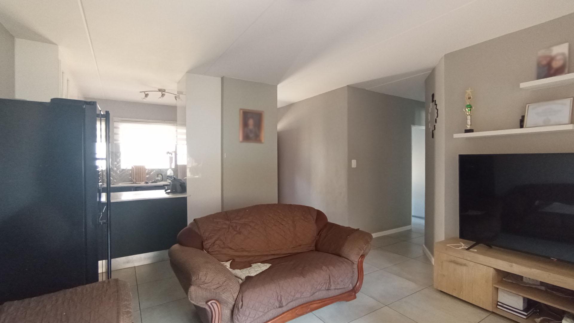 Lounges - 17 square meters of property in Noordwyk