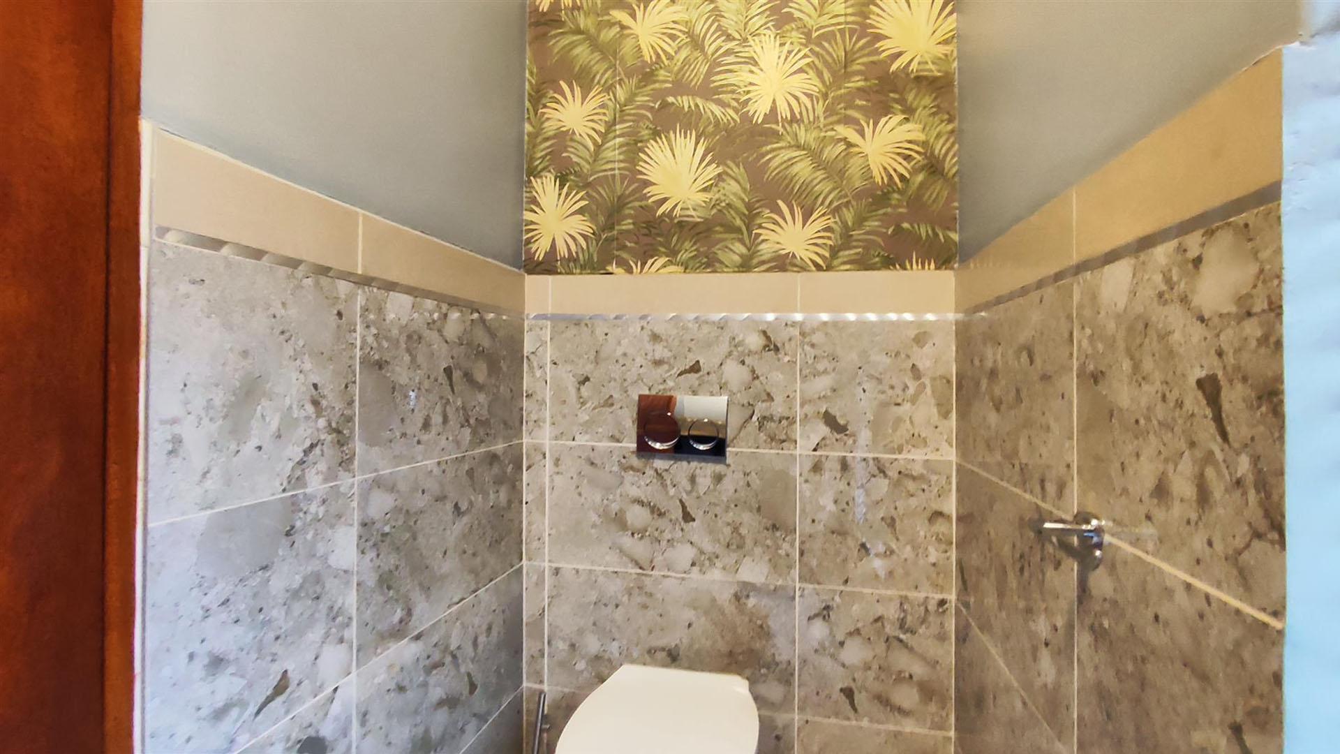 Guest Toilet - 5 square meters of property in Helderwyk Estate