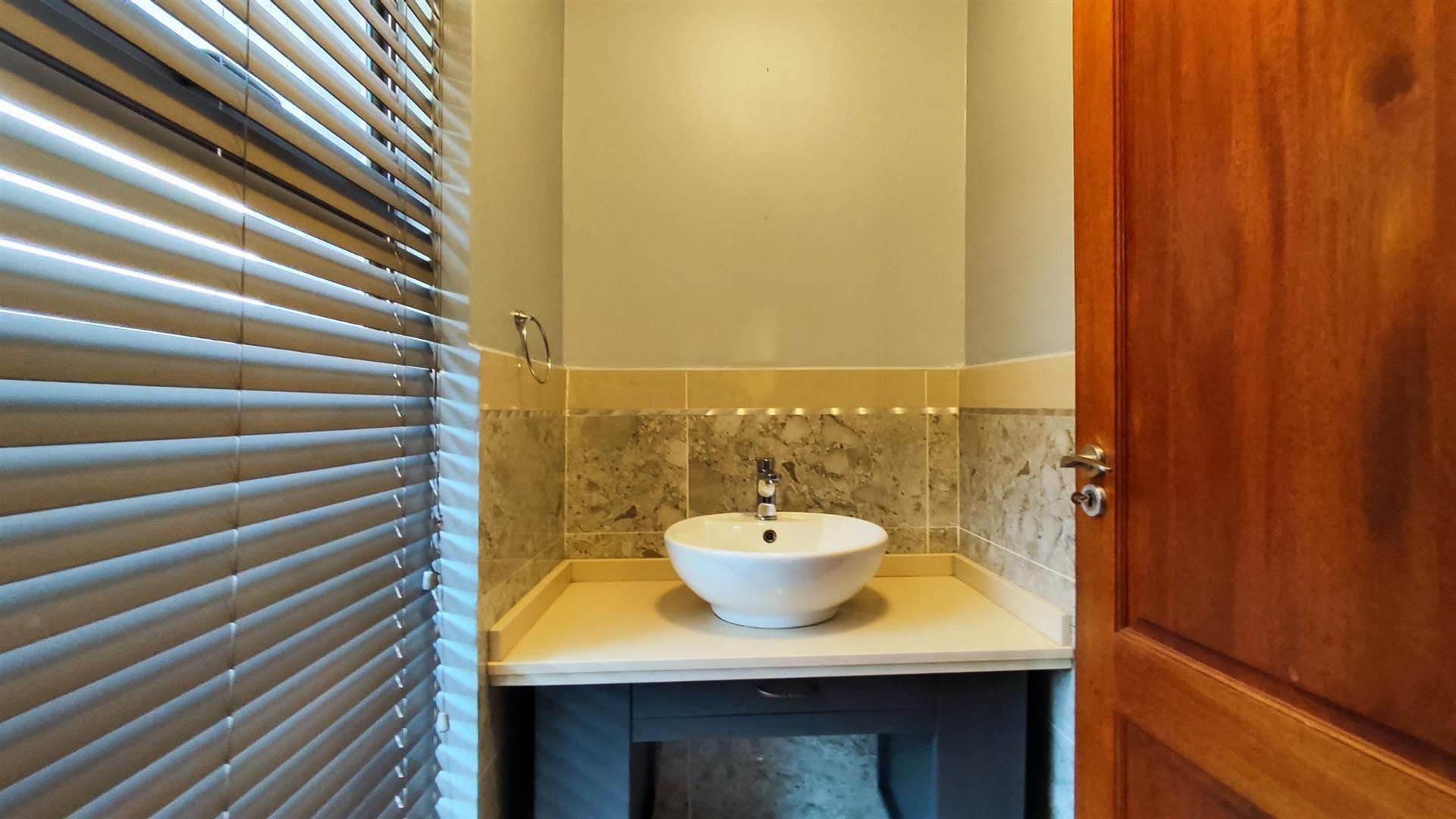 Guest Toilet - 5 square meters of property in Helderwyk Estate