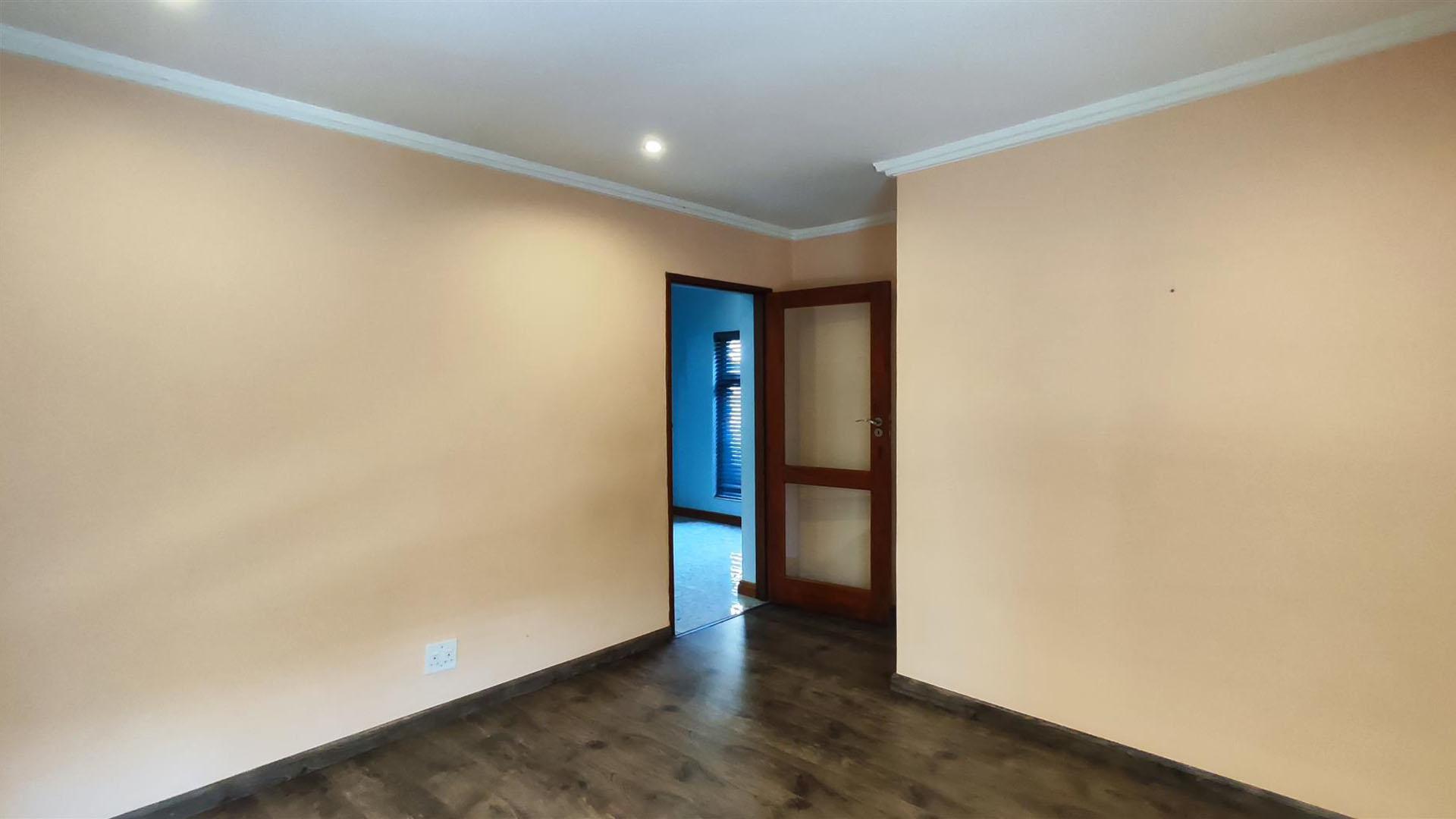 Bed Room 1 - 14 square meters of property in Helderwyk Estate