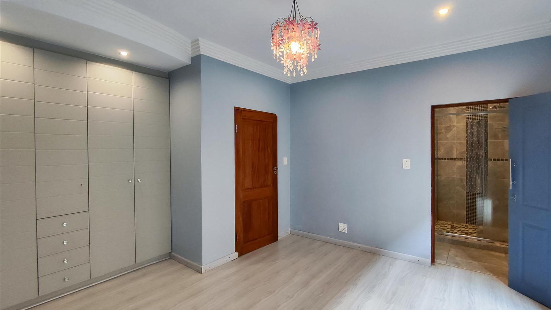 Bed Room 2 - 19 square meters of property in Helderwyk Estate