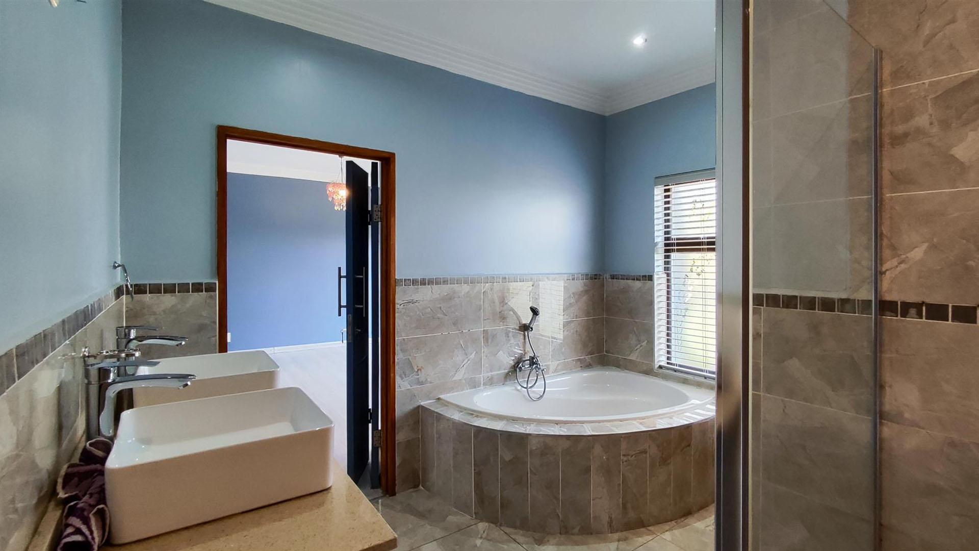Bathroom 1 - 16 square meters of property in Helderwyk Estate