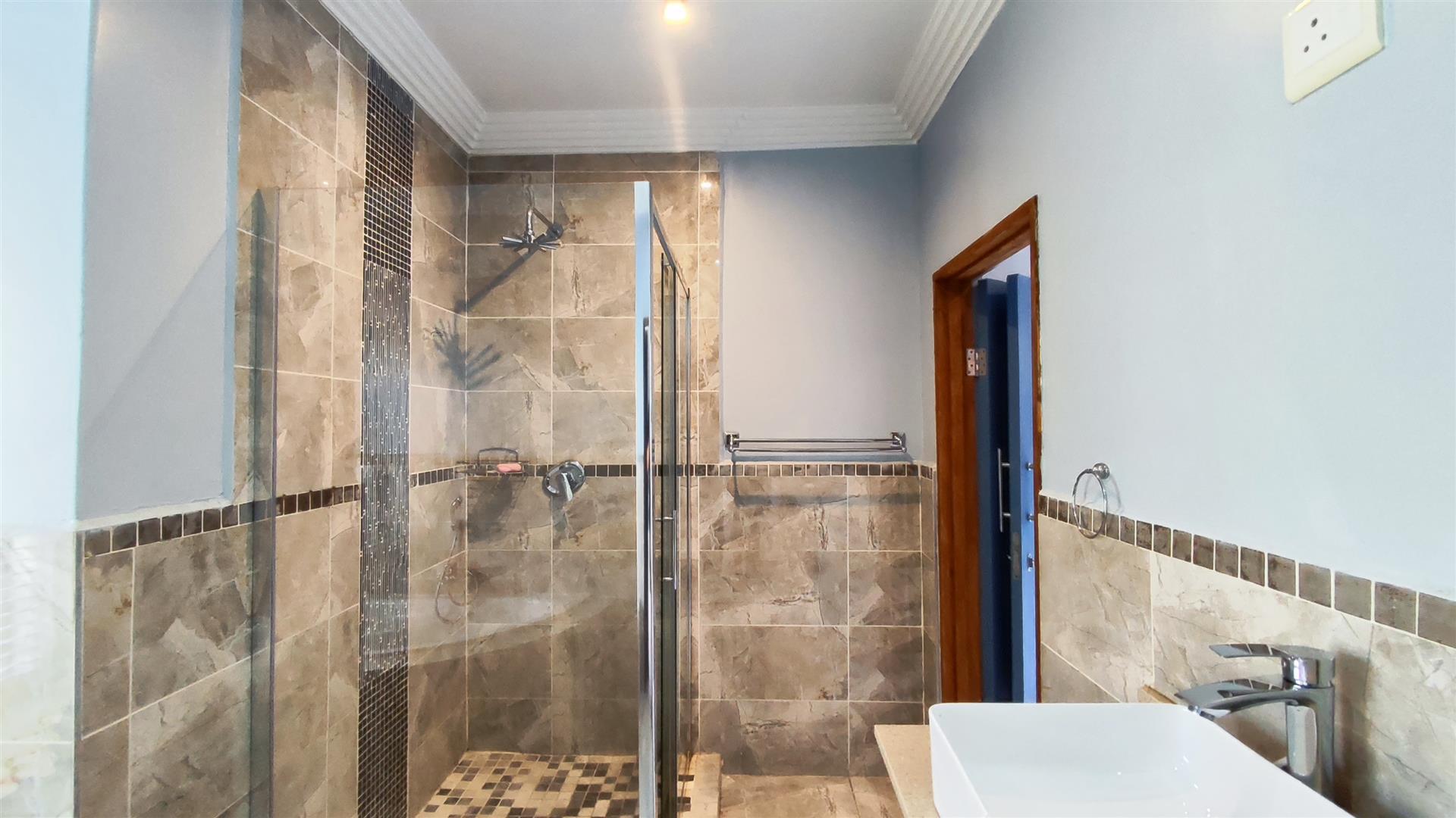 Bathroom 1 - 16 square meters of property in Helderwyk Estate