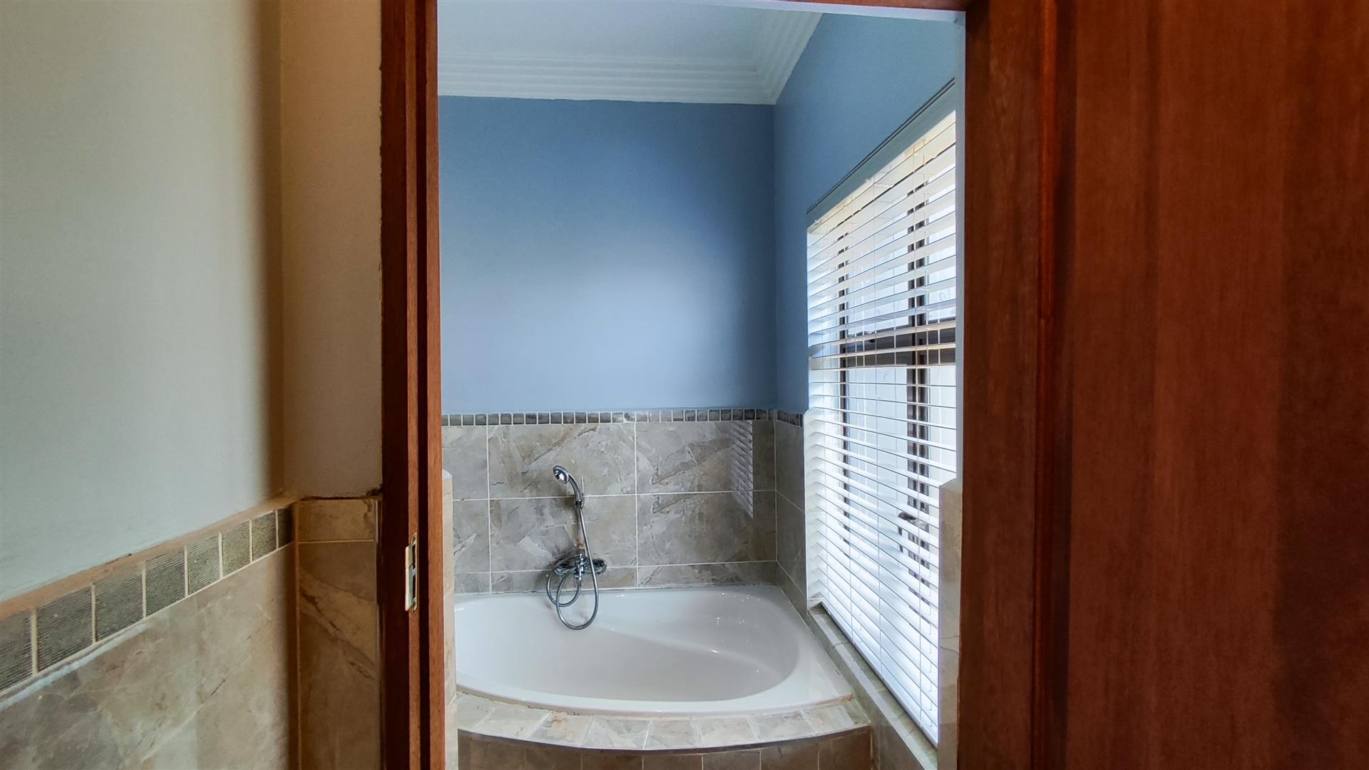 Bathroom 1 - 16 square meters of property in Helderwyk Estate