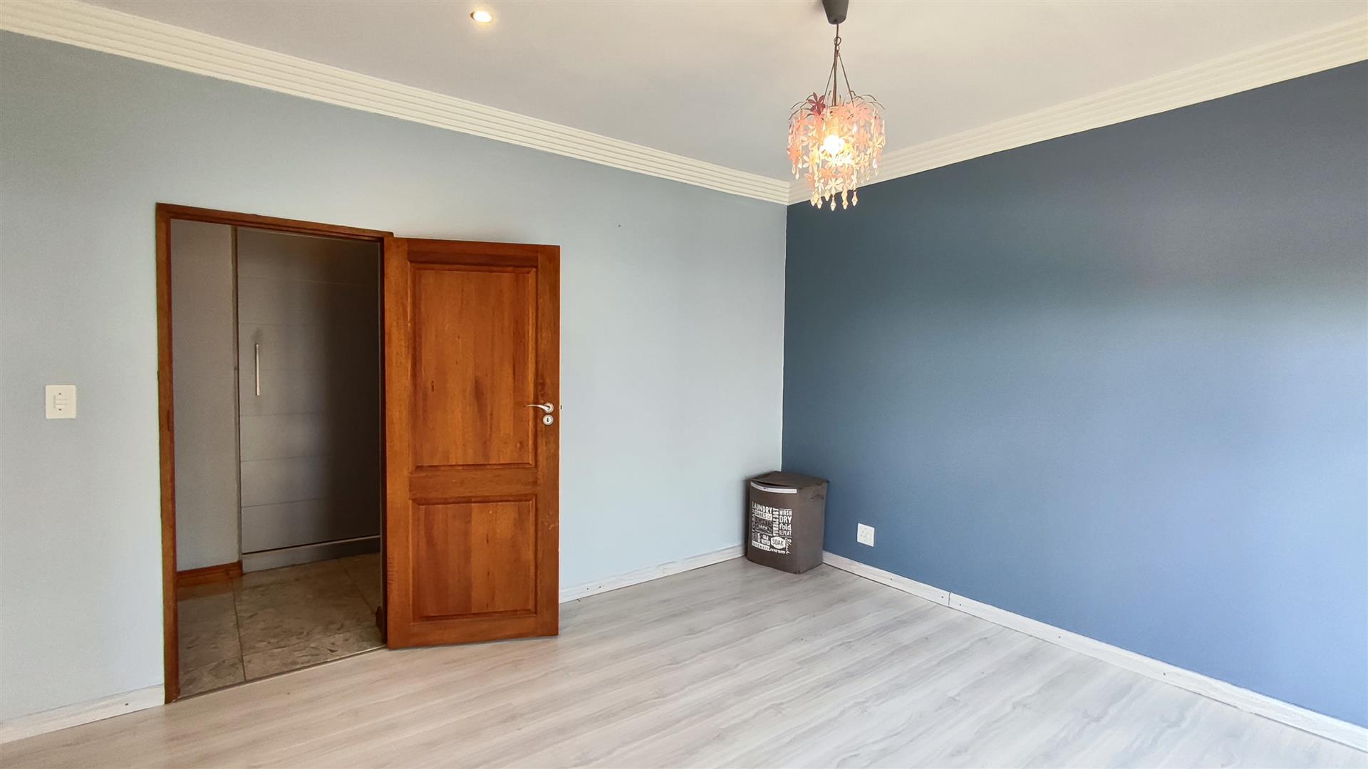 Bed Room 3 - 18 square meters of property in Helderwyk Estate