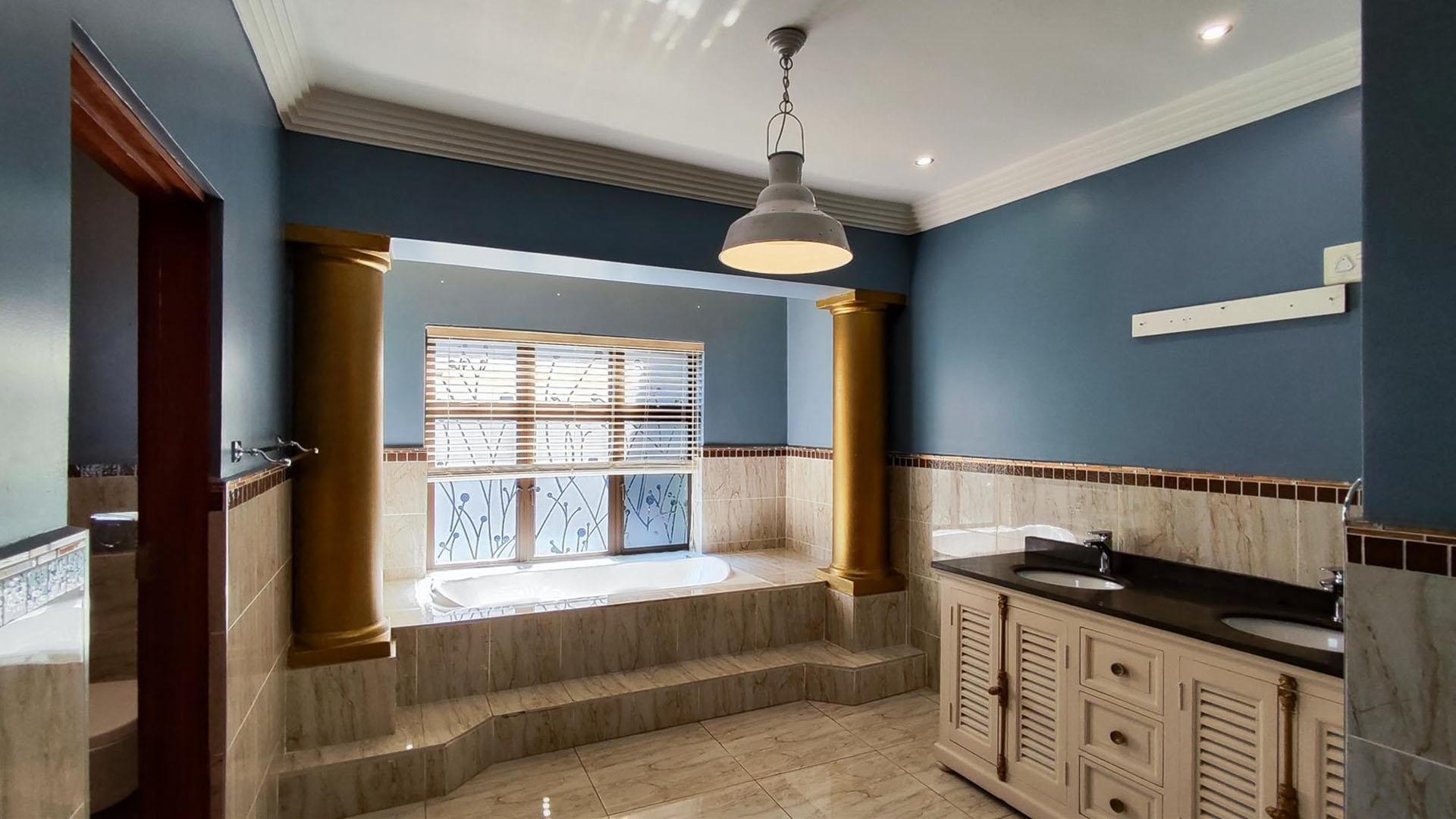 Main Bathroom - 21 square meters of property in Helderwyk Estate