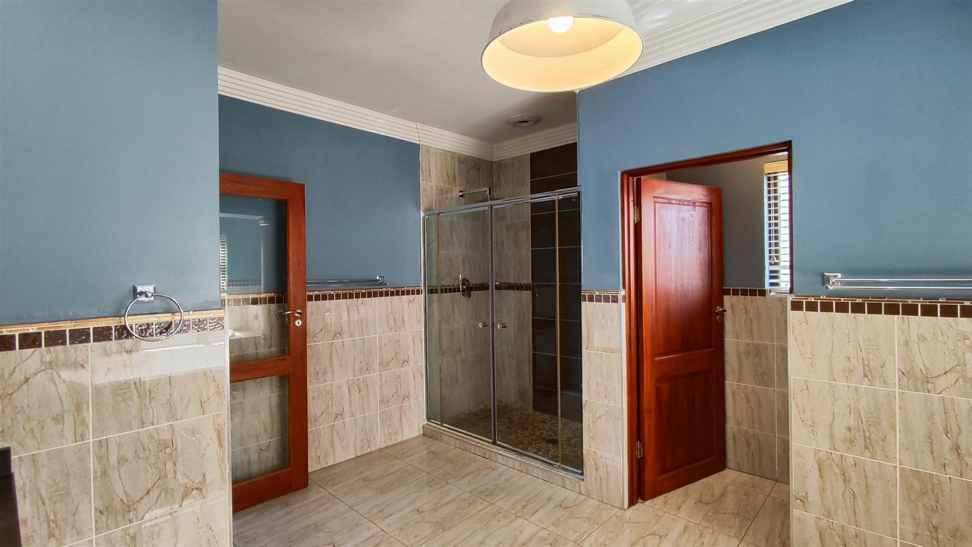 Main Bathroom - 21 square meters of property in Helderwyk Estate